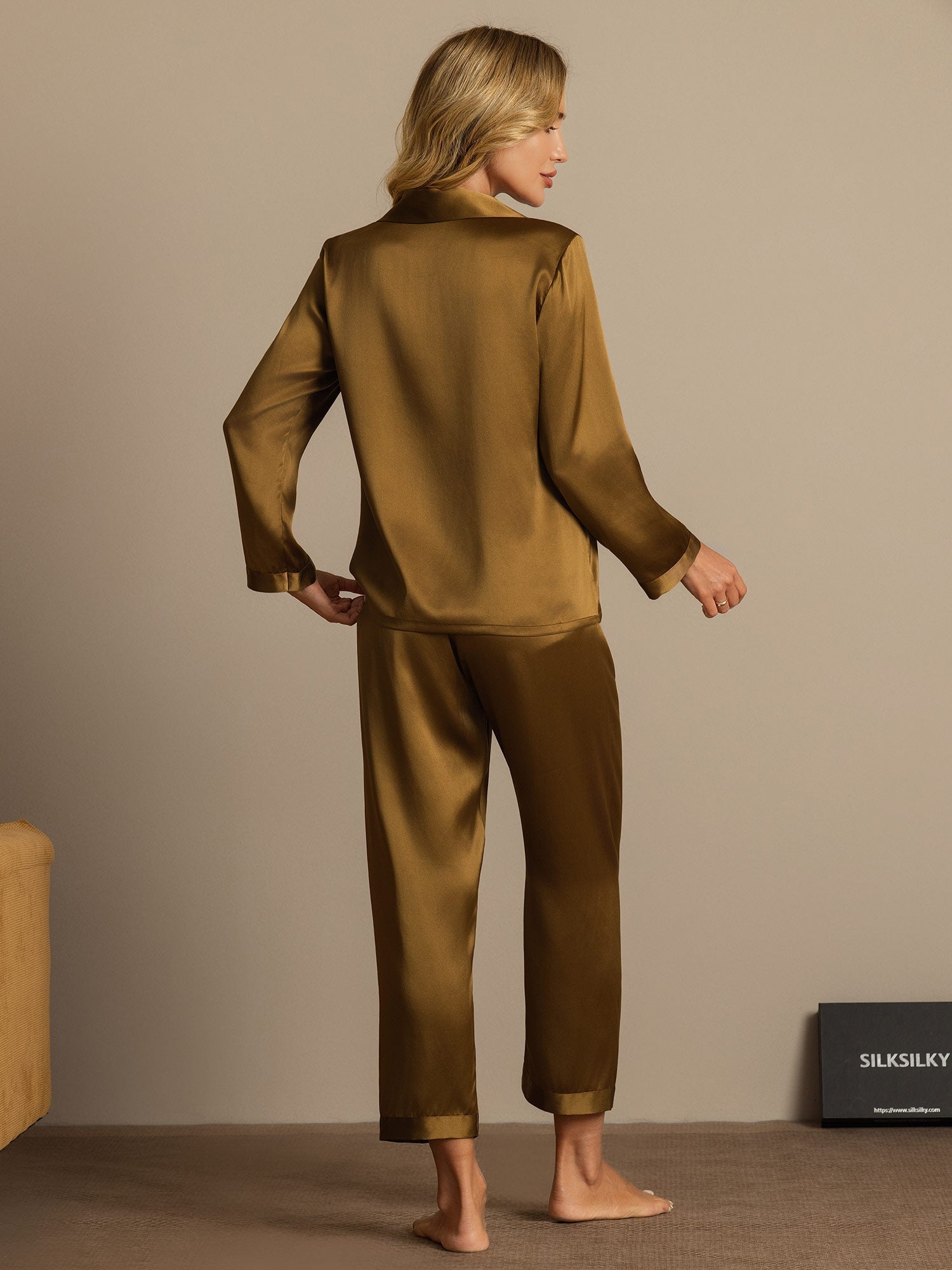 [بني] SilkSilky-SA الحرير الخالص Notch Collar طقم بيجامة نسائي 002,