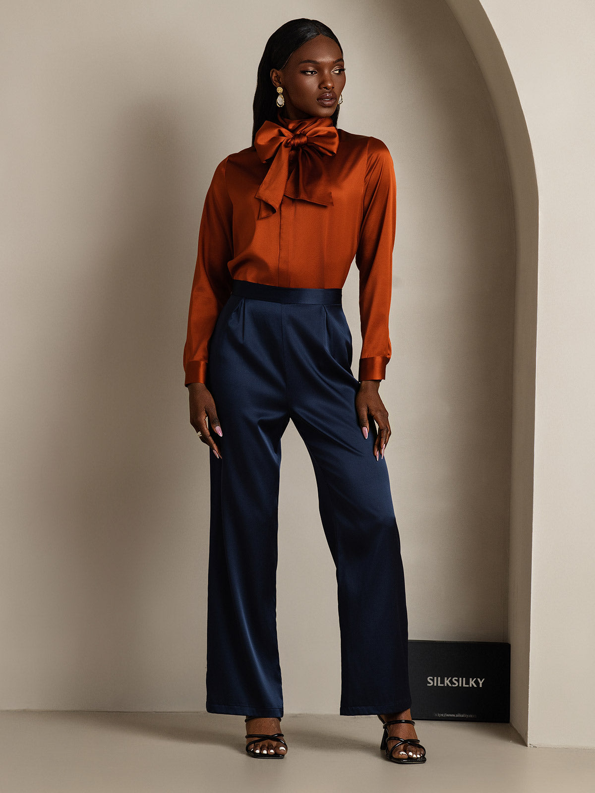 [الكراميل] SilkSilky-SA 19Momme الحرير الأكمام الطويلة تعادل الرقبة بلوزة 006