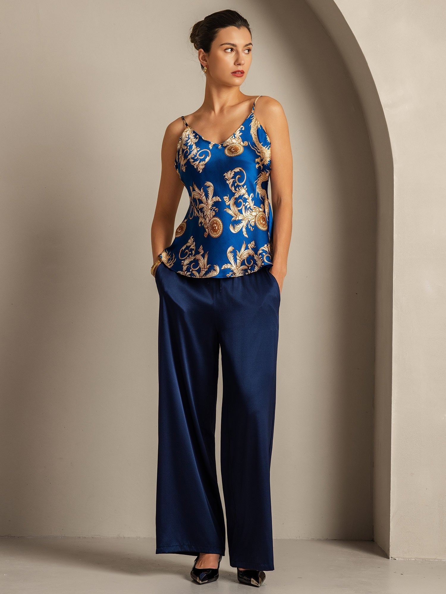 توب حرير نقي بطباعة تنين بأشرطة سباغيتي وياقة على شكل V