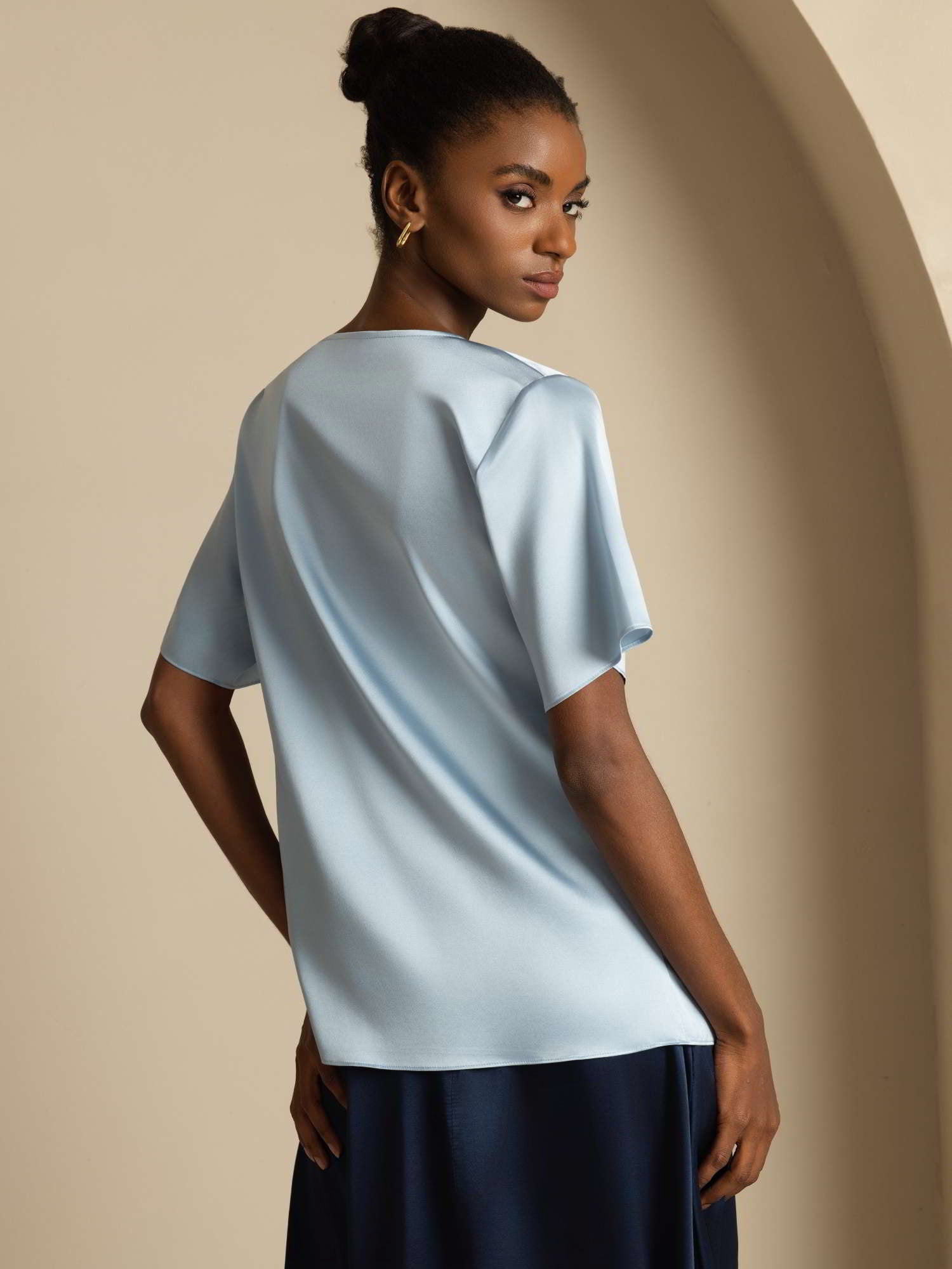 [أزرق رمادي] SilkSilky-SA 19Momme الحرير الأكمام القصيرة فتحة عنق بثنيات ملفوفة بلوزة 002