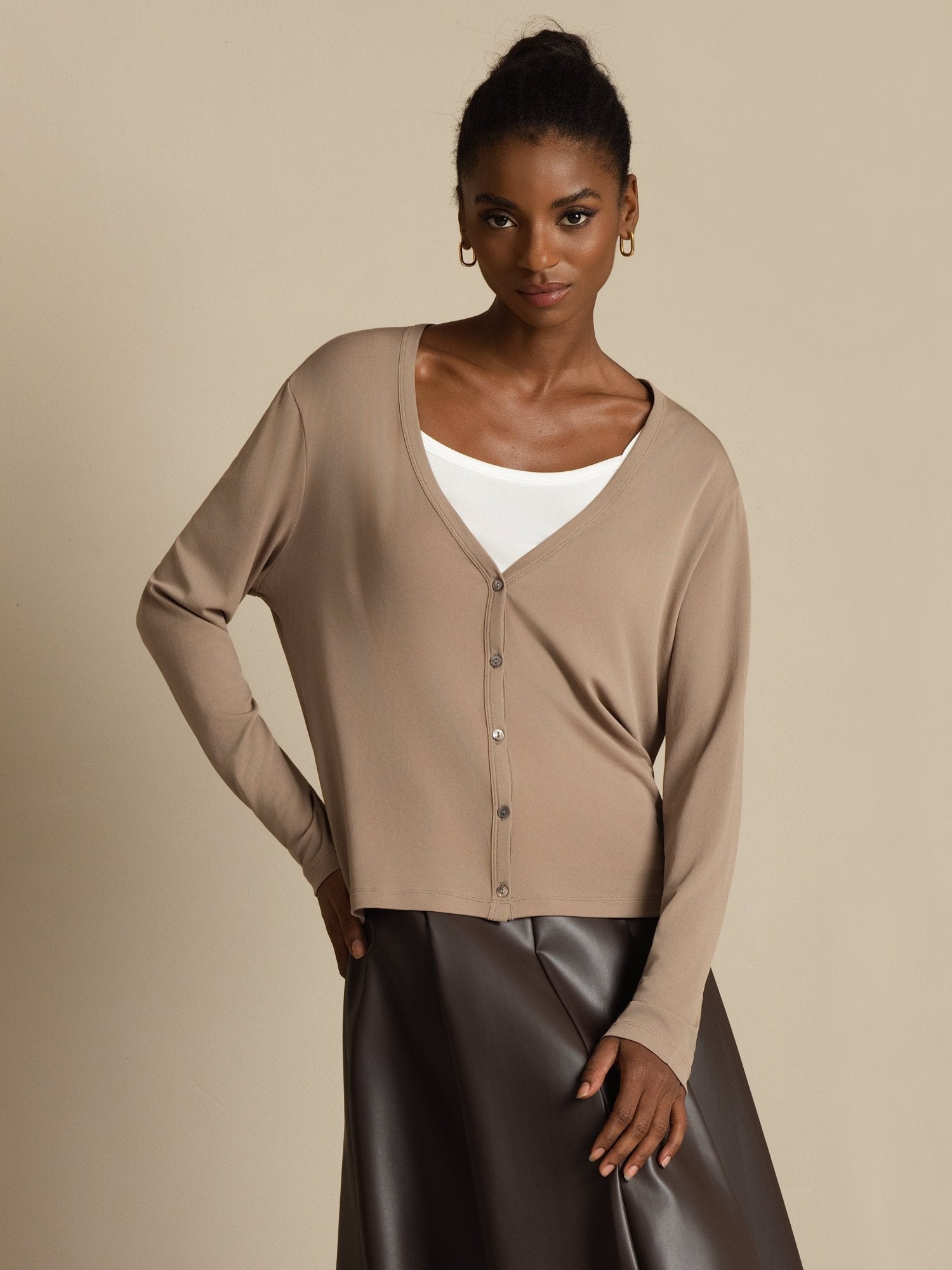 [تان(بنيفاتح)] SilkSilky-SA 19Momme الأكمام الطويلة رقبة على شكل حرف V كارديجان نسائي 001