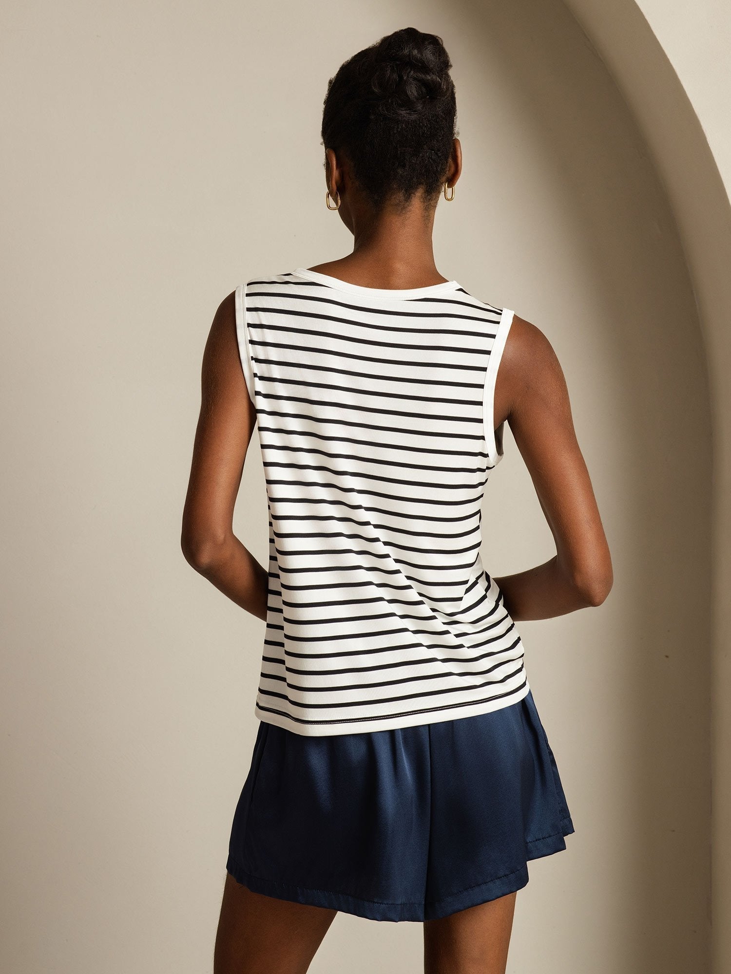 [شريط أبيض] SilkSilky-SA Pure Silk بدون أكمام رقبة مستديرة كامي 002