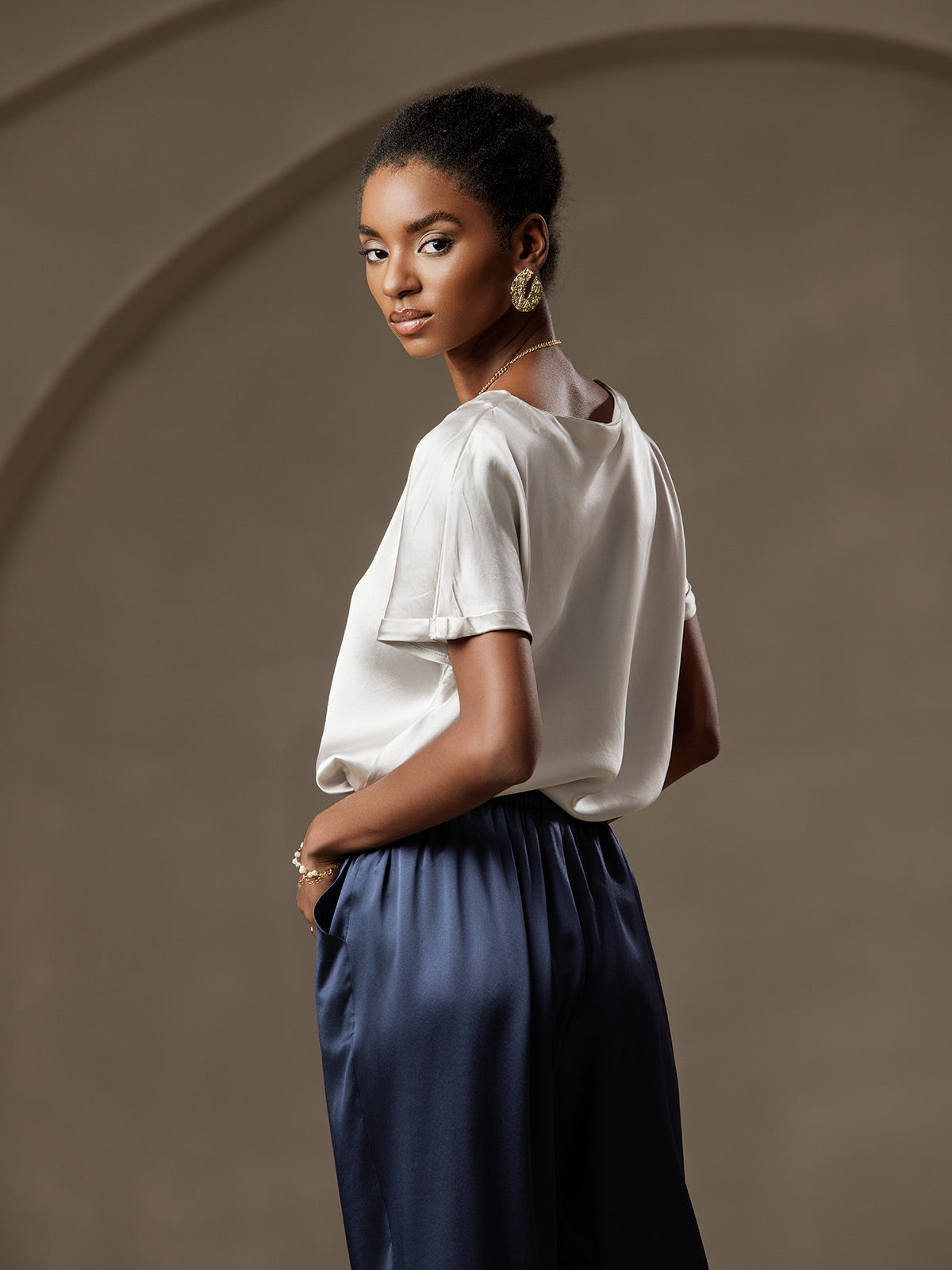 [رمادي فاتح] SilkSilky-SA 19Momme الحرير رقبة مستديرة تي شيرت نسائية 004,