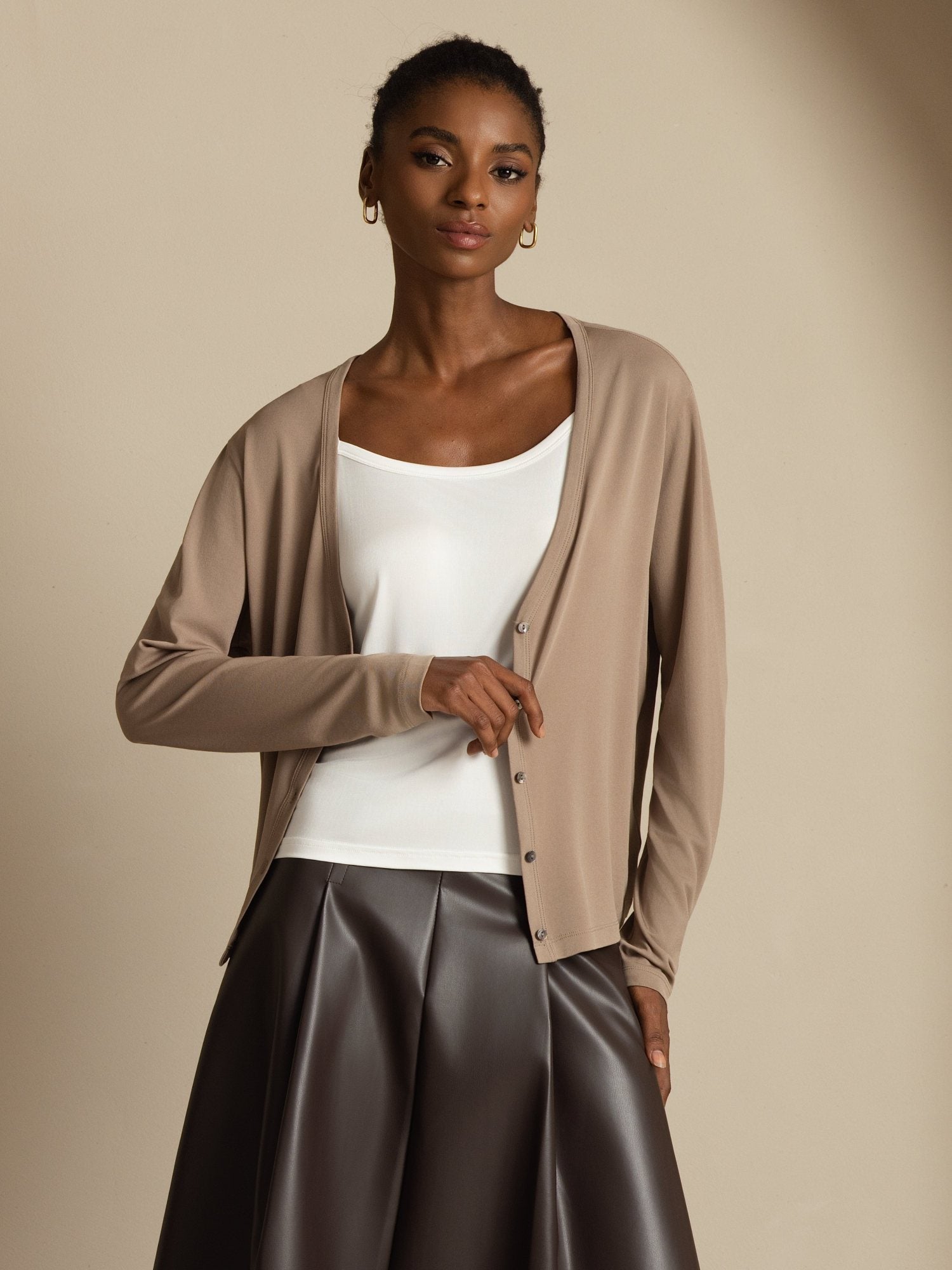 [تان(بنيفاتح)] SilkSilky-SA 19Momme الأكمام الطويلة رقبة على شكل حرف V كارديجان نسائي 004