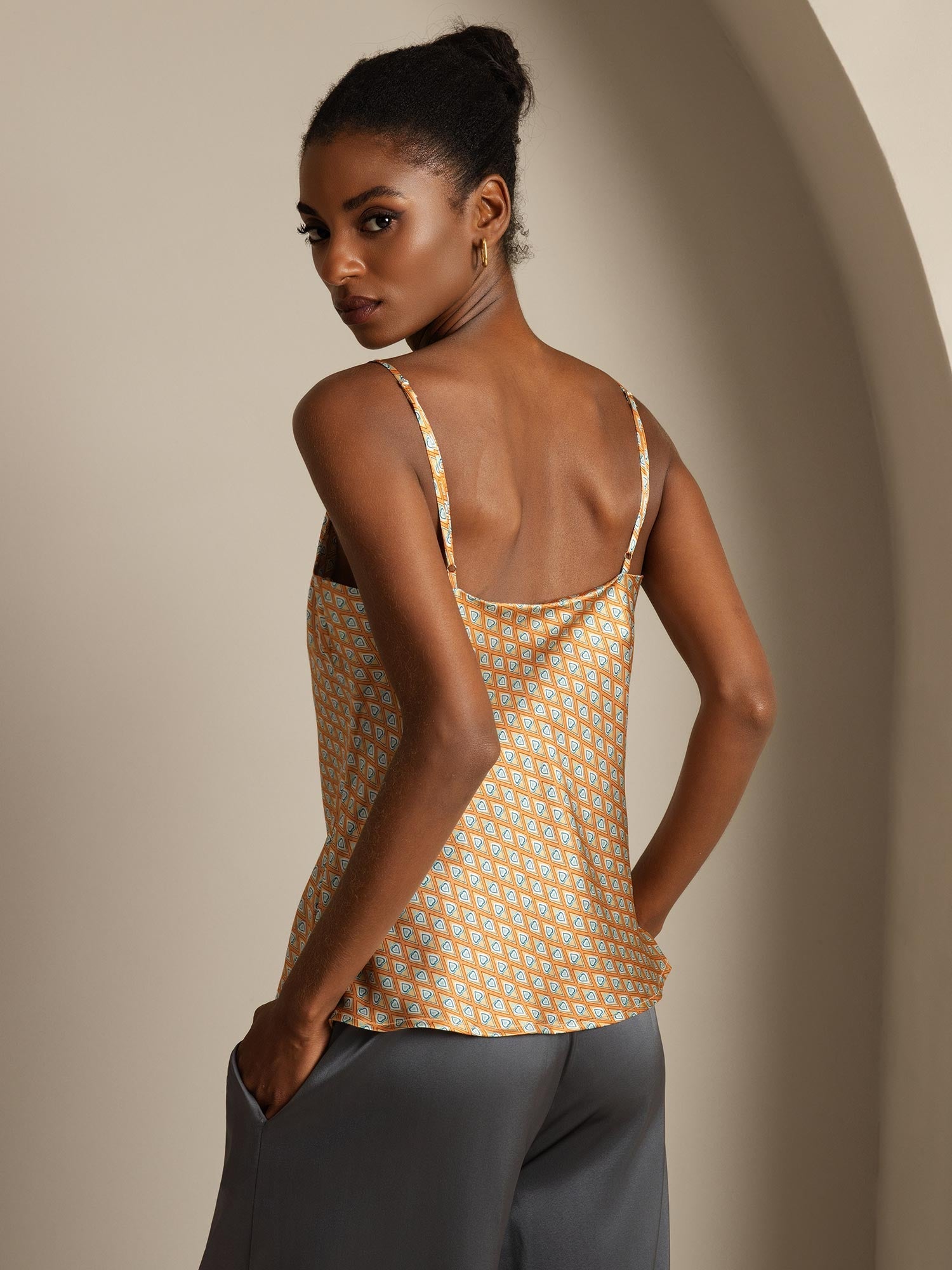 توب حرير نقي بطباعة هندسية بأشرطة سباغيتي وياقة على شكل V