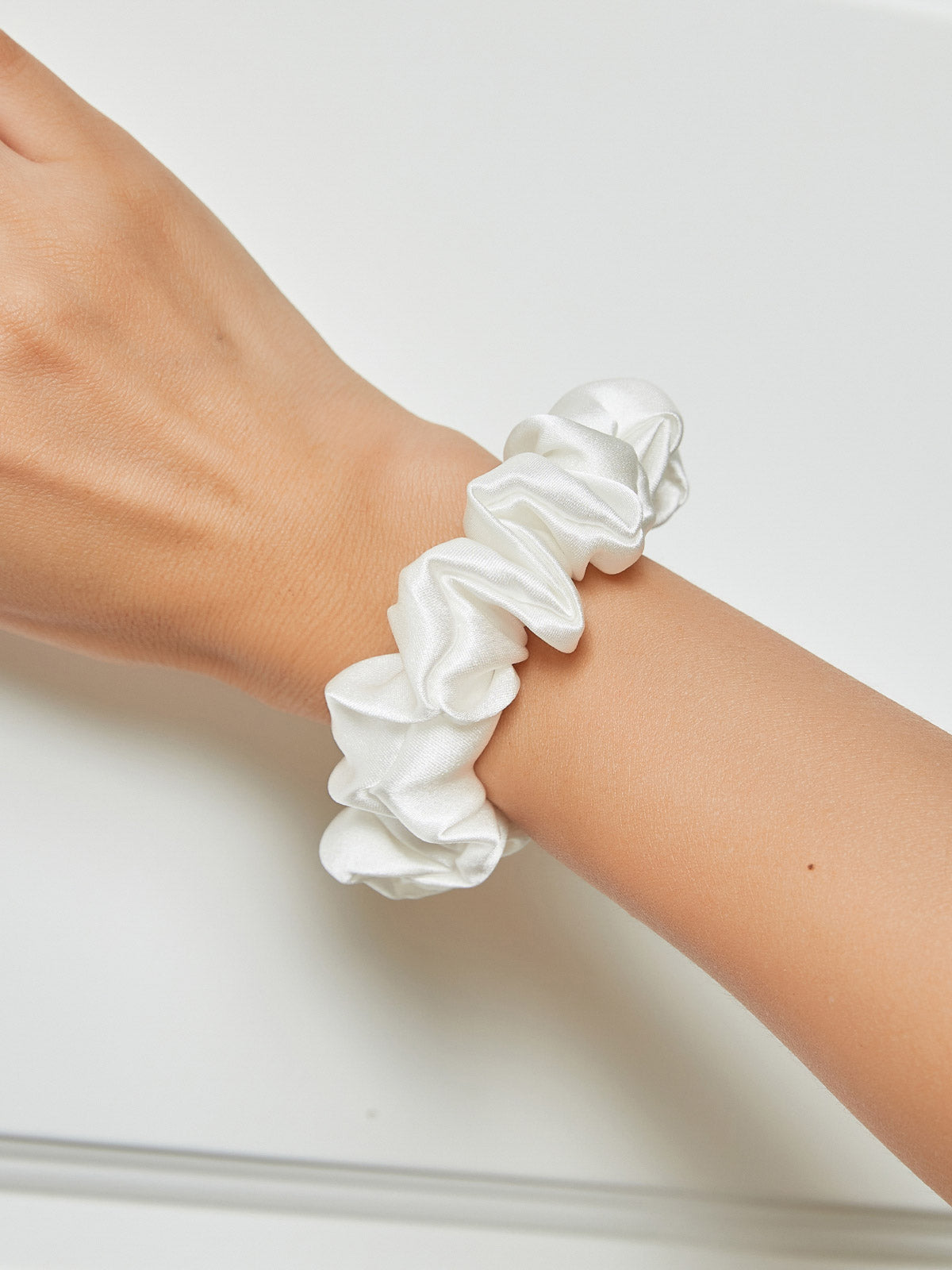 [أبيض] SilkSilky-SA 19Momme الحرير الخالص Scrunchie 001