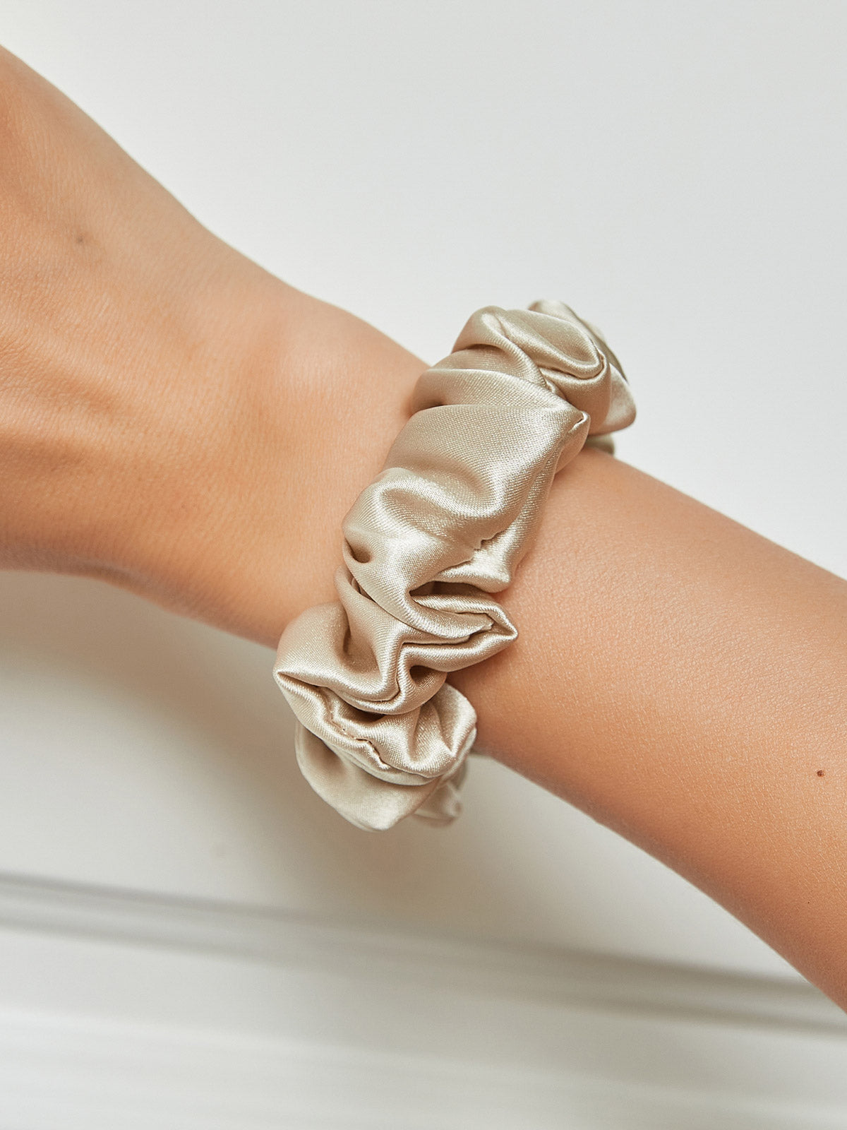 [اللون البيج] SilkSilky-SA 19Momme الحرير الخالص Scrunchie 001