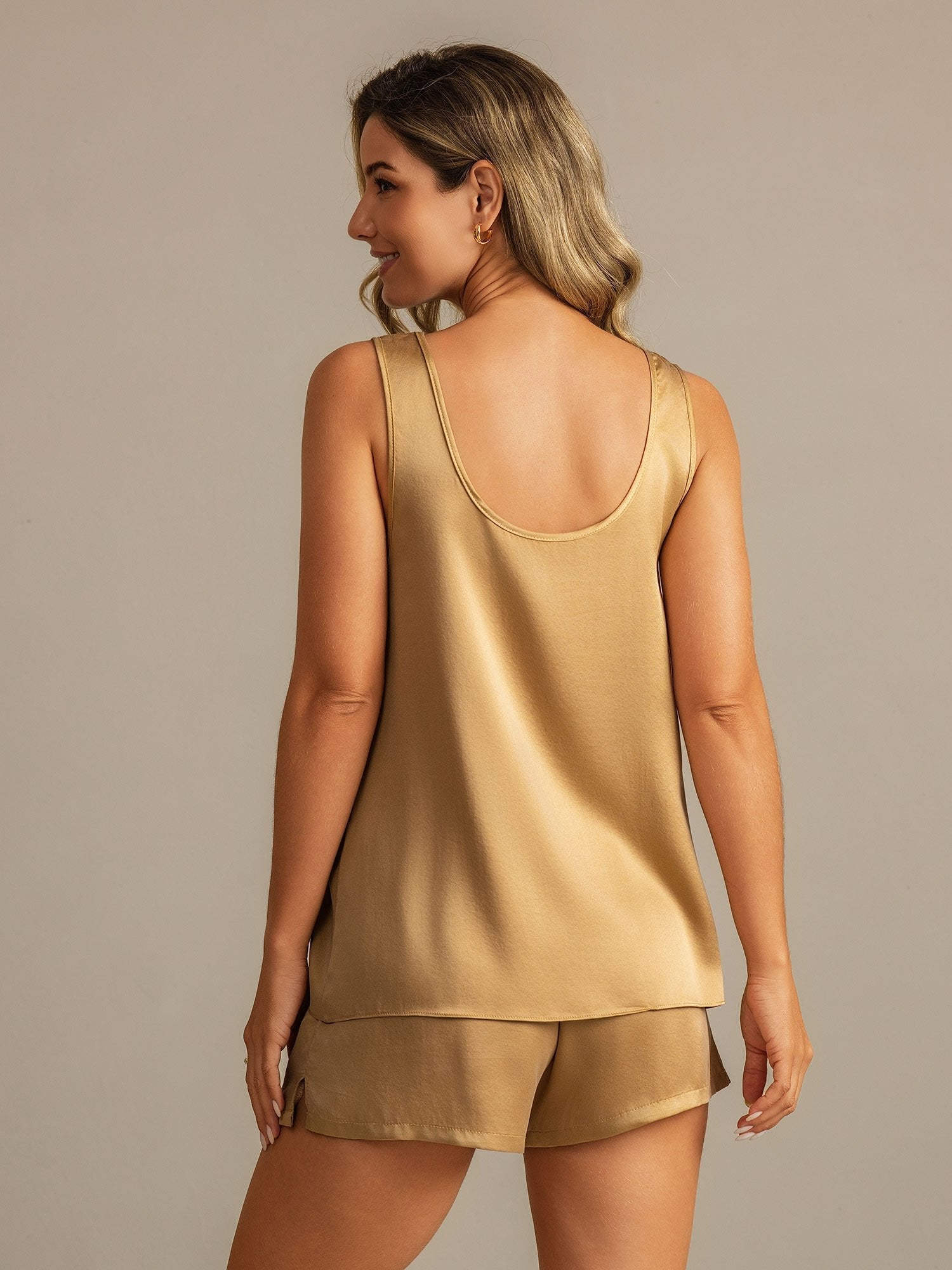 [تان (بني فاتح)] SilkSilky-SA 19Momme الحرير رقبة على شكل حرف U طقم بيجامة نسائي 002