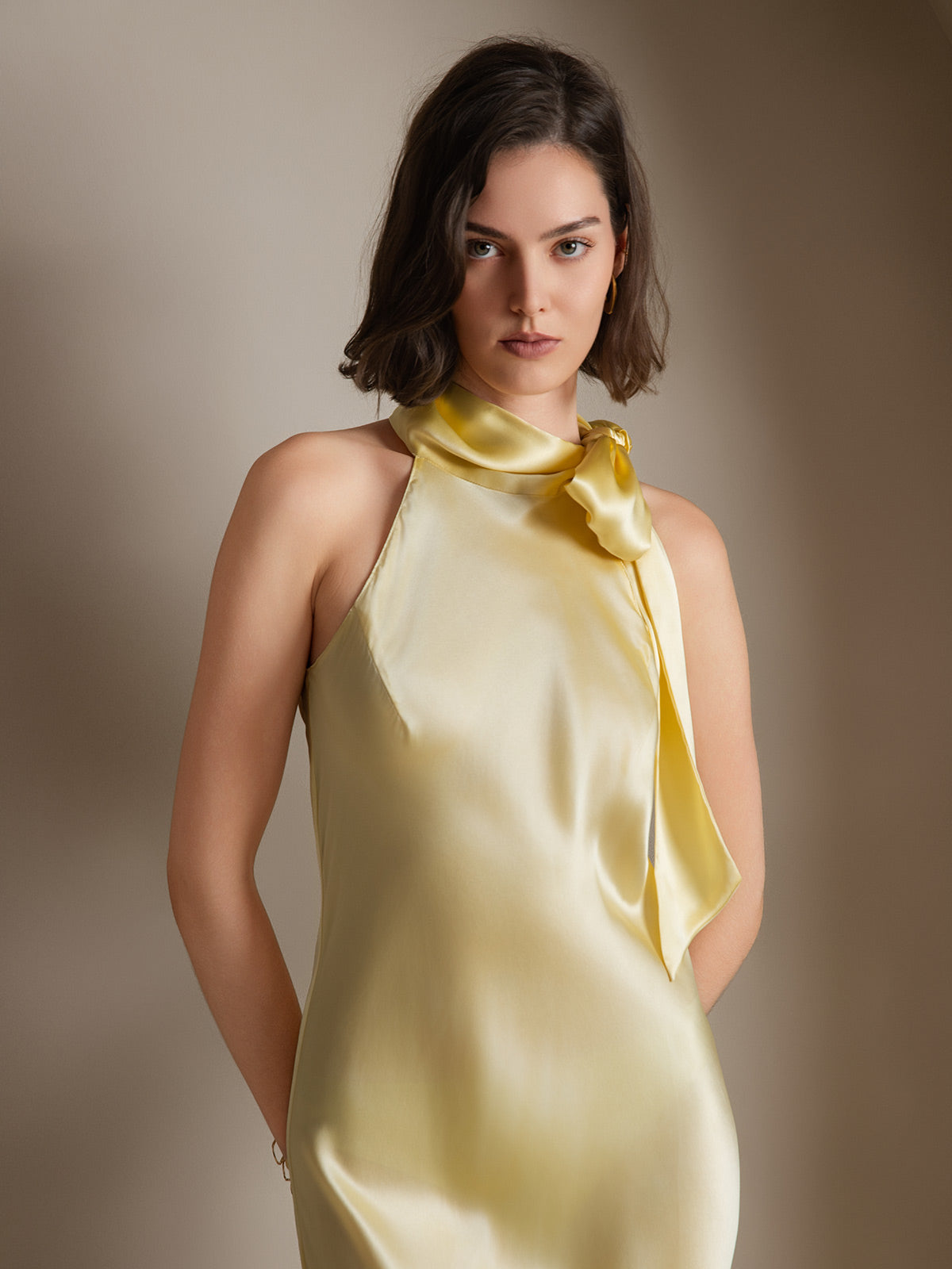 [أصفر فاتح] SilkSilky-SA 19Momme الحرير بدون أكمام تعادل الرقبة فساتين نسائية 004