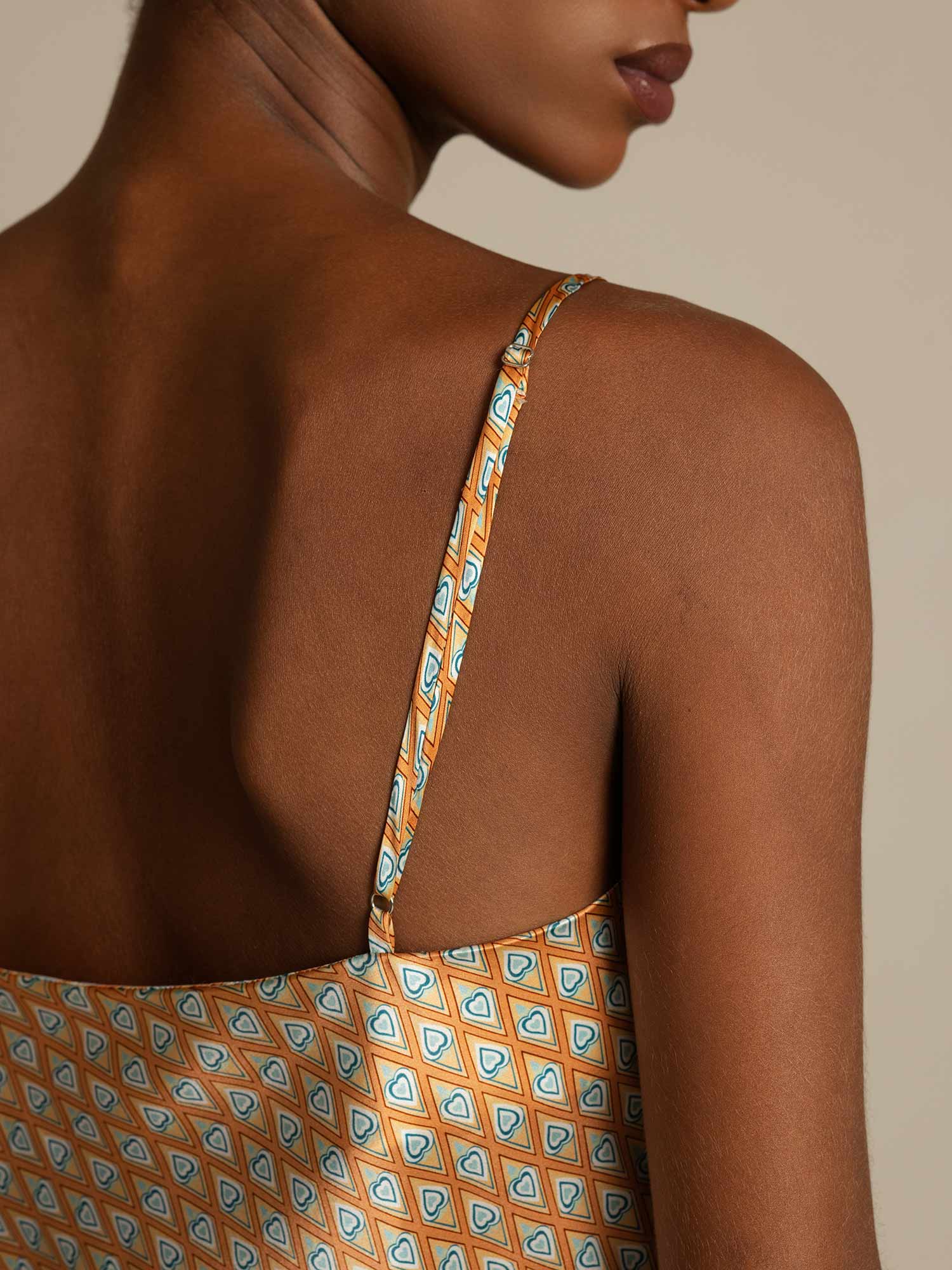 توب حرير نقي بطباعة هندسية بأشرطة سباغيتي وياقة على شكل V