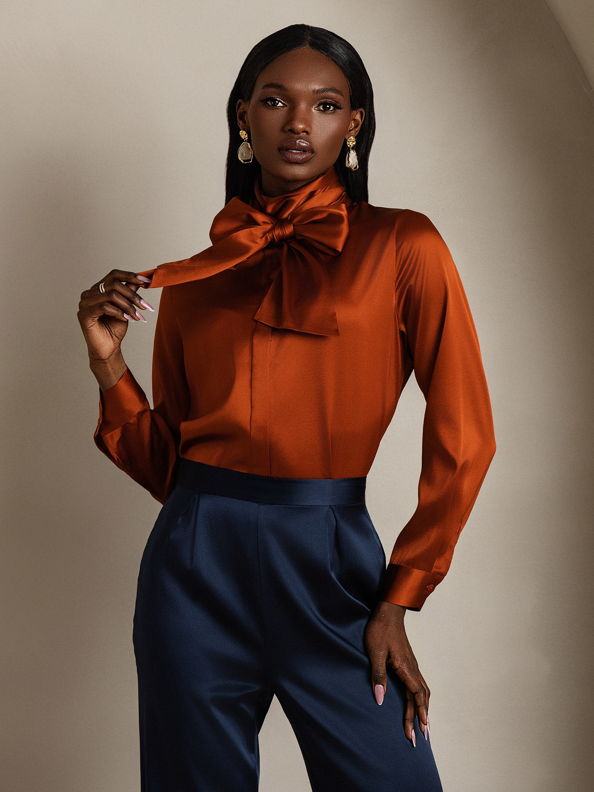 [الكراميل] SilkSilky-SA 19Momme الحرير الأكمام الطويلة تعادل الرقبة بلوزة 001