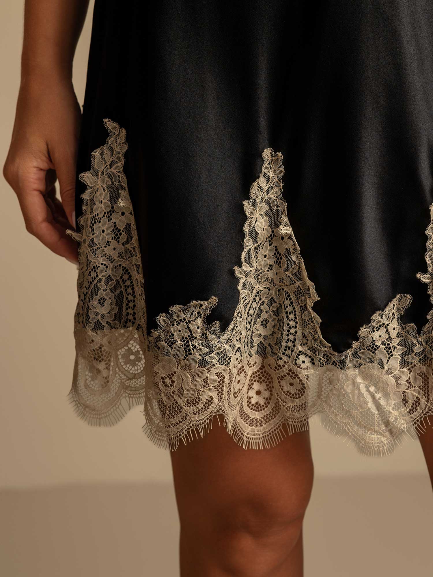 [أسود+اللون البيج] SilkSilky-SA الحرير الخالص رقبة على شكل حرف V باس النوم 005,