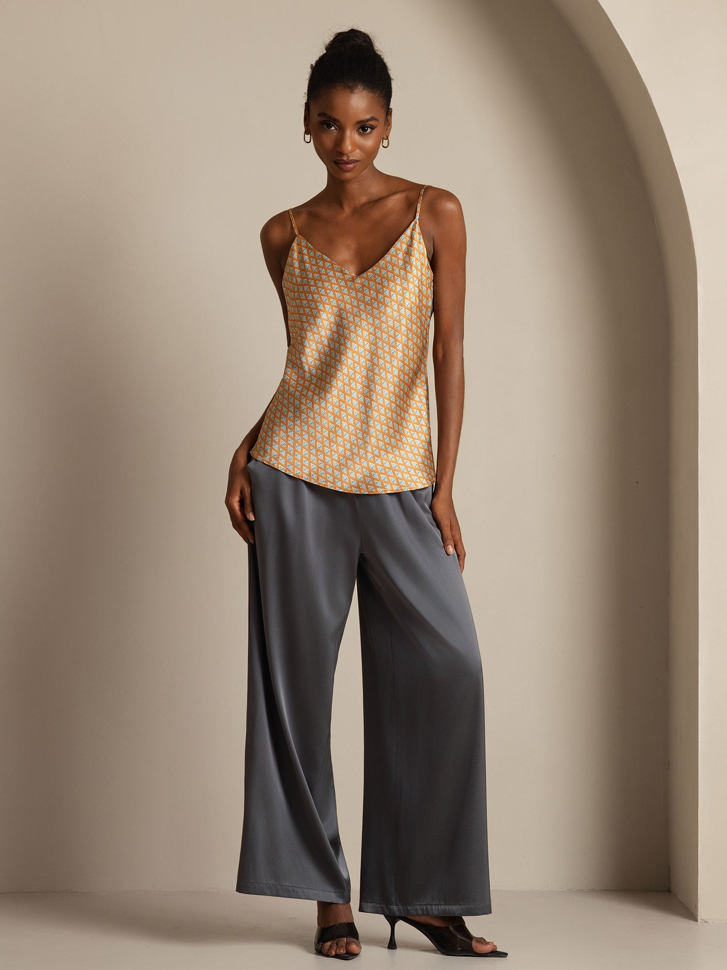 توب حرير نقي بطباعة هندسية بأشرطة سباغيتي وياقة على شكل V