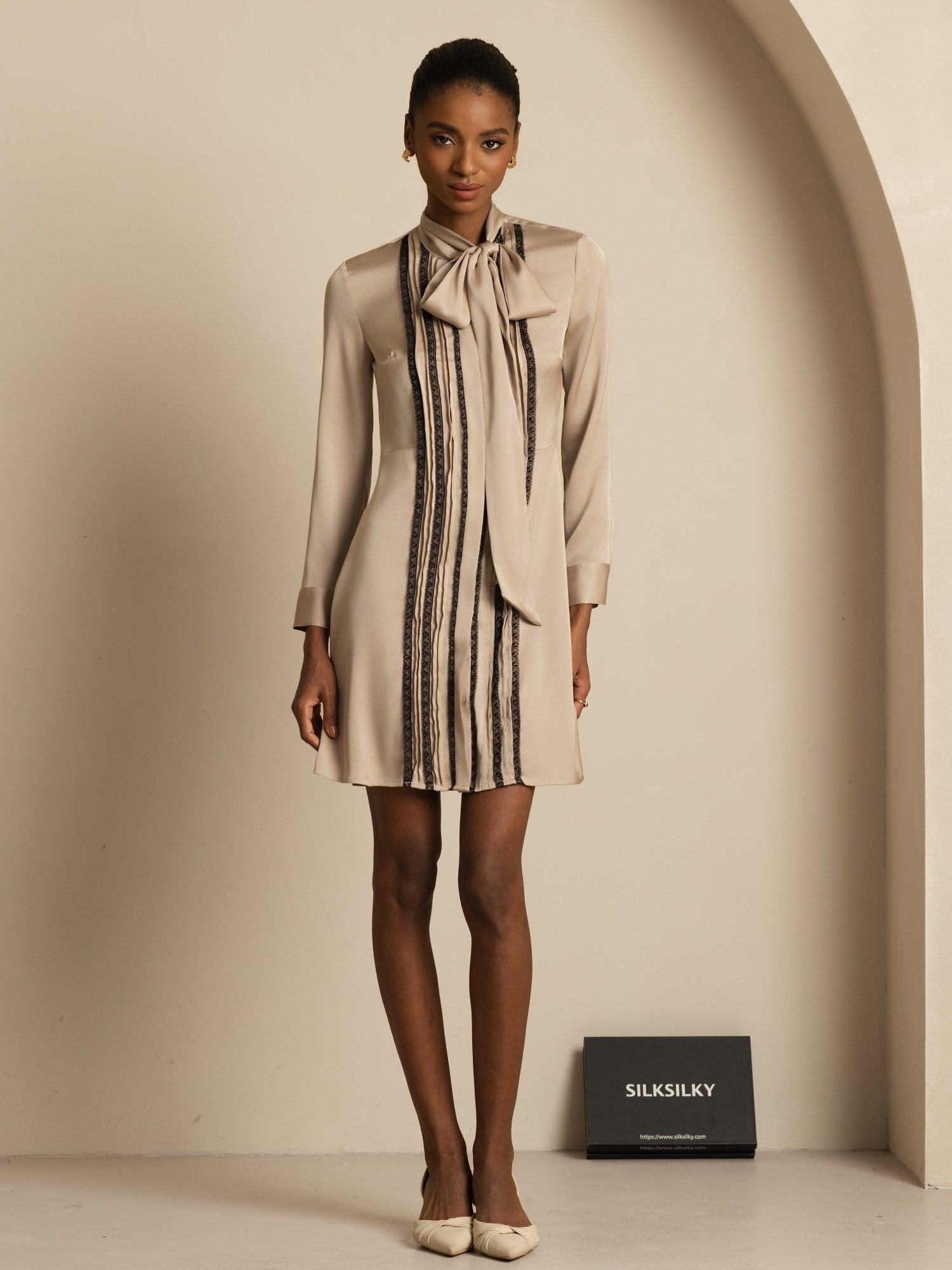 [تان(بنيفاتح)] SilkSilky-SA 19Momme الحرير الأكمام الطويلة ياقة قابلة للربط فساتين نسائية 001