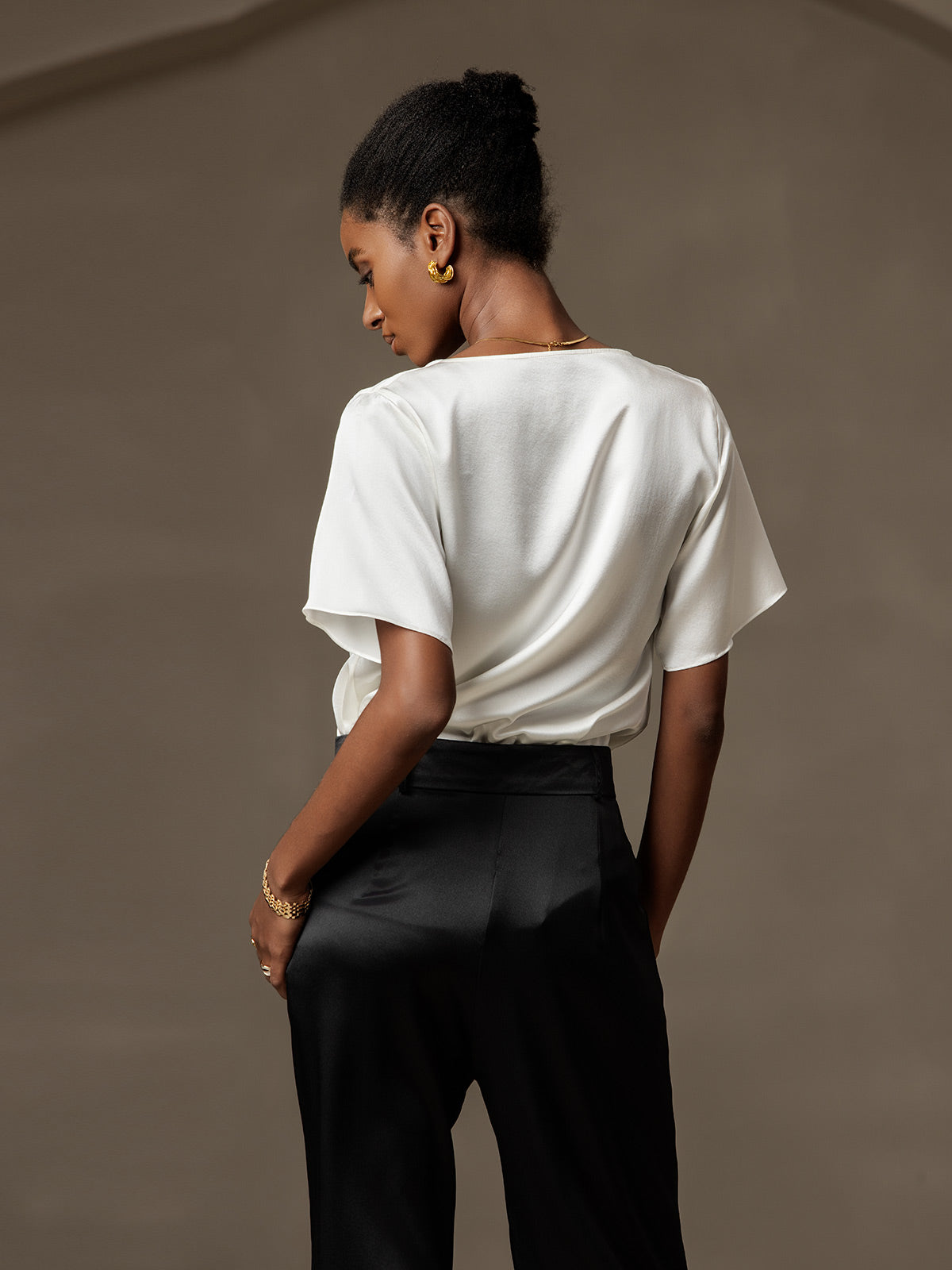 [أبيض] SilkSilky-SA 19Momme الحرير الأكمام القصيرة فتحة عنق بثنيات ملفوفة بلوزة 002