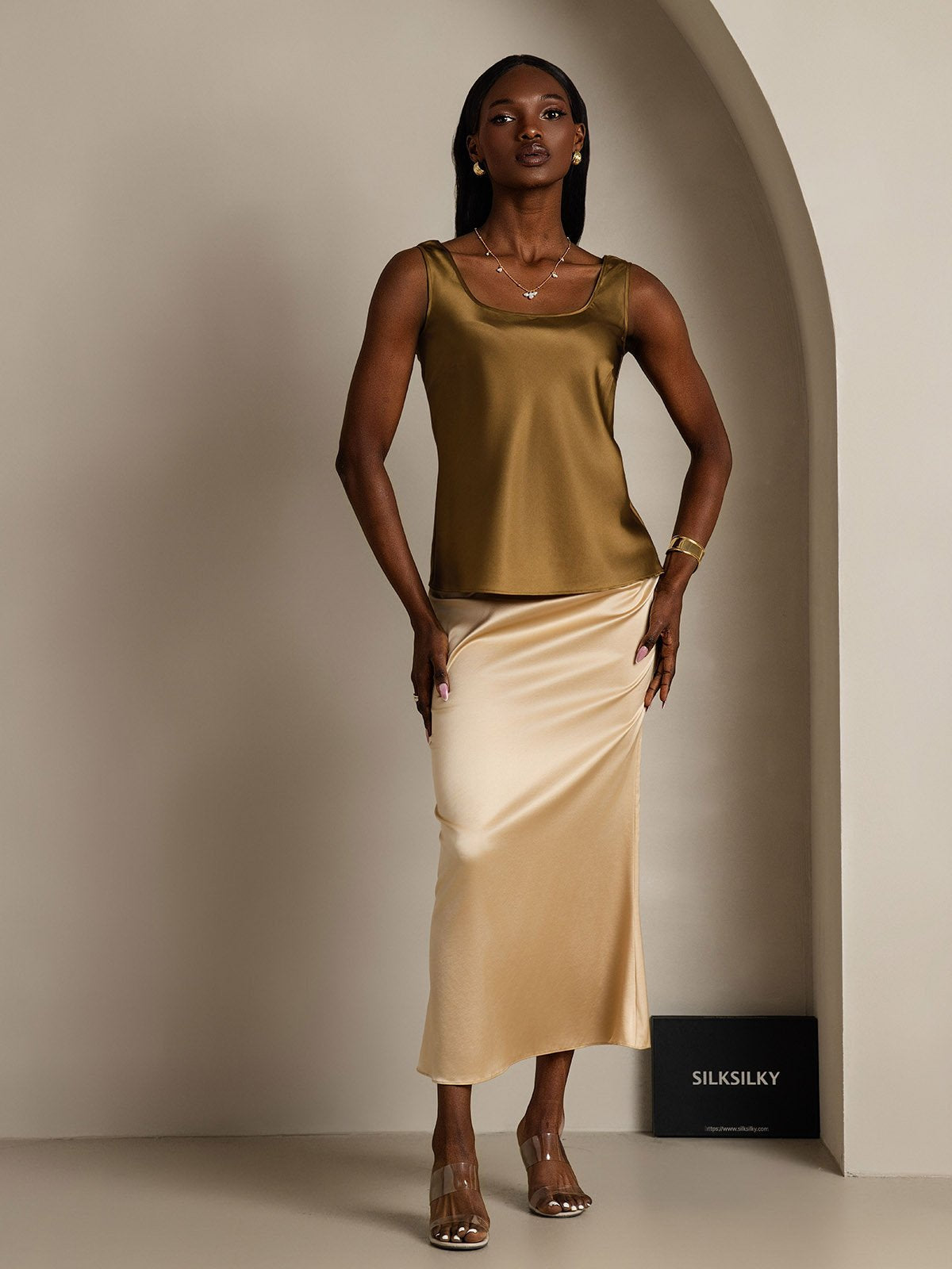 [بني] SilkSilky-SA 19Momme الحرير رقبة على شكل حرف U كامي 007,