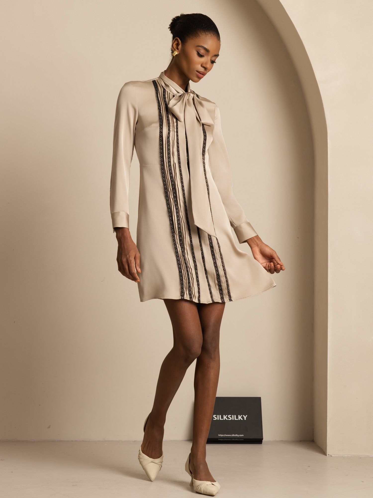 [تان(بنيفاتح)] SilkSilky-SA 19Momme الحرير الأكمام الطويلة ياقة قابلة للربط فساتين نسائية 007