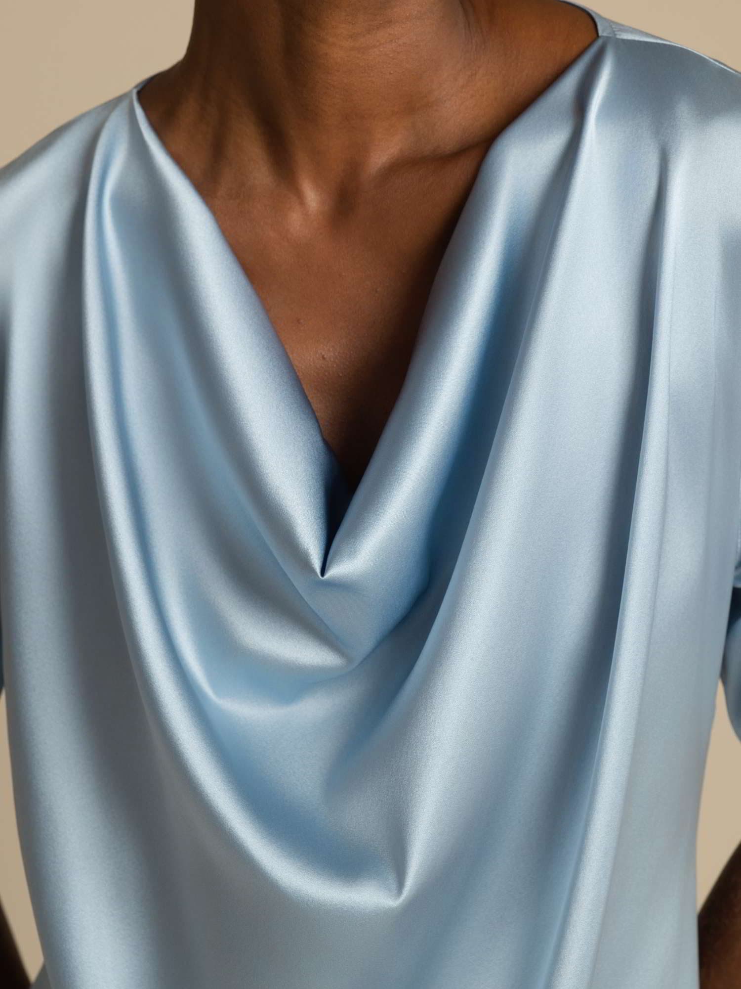 [أزرق رمادي] SilkSilky-SA 19Momme الحرير الأكمام القصيرة فتحة عنق بثنيات ملفوفة بلوزة 003