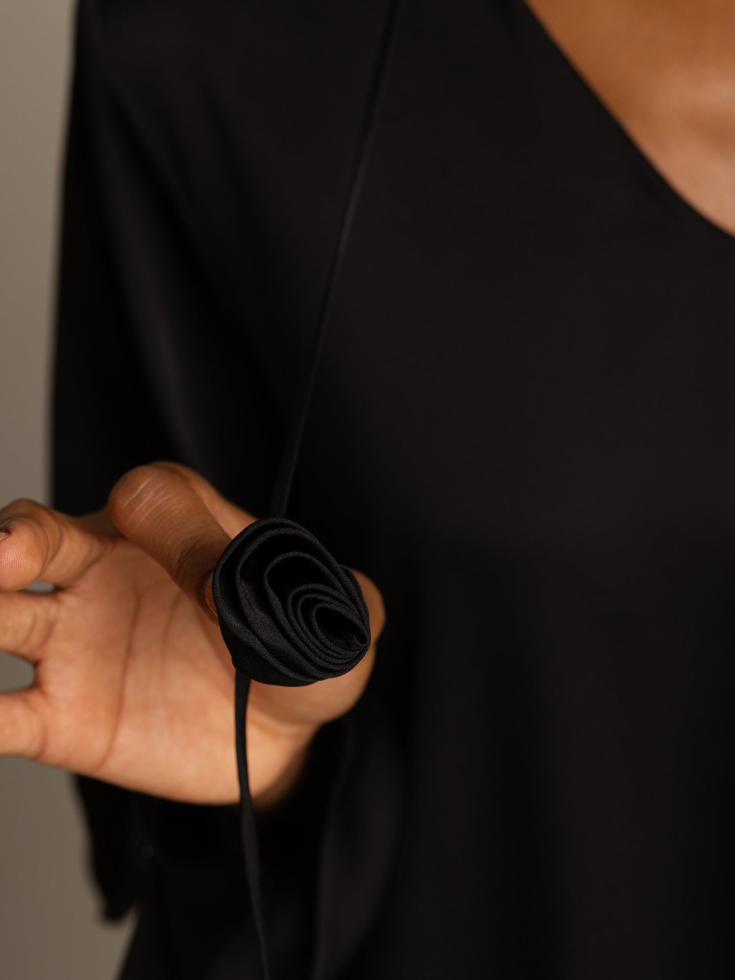 [أسود] SilkSilky-SA 19Momme الحرير الأكمام الطويلة رقبة على شكل حرف V بلوزة 005