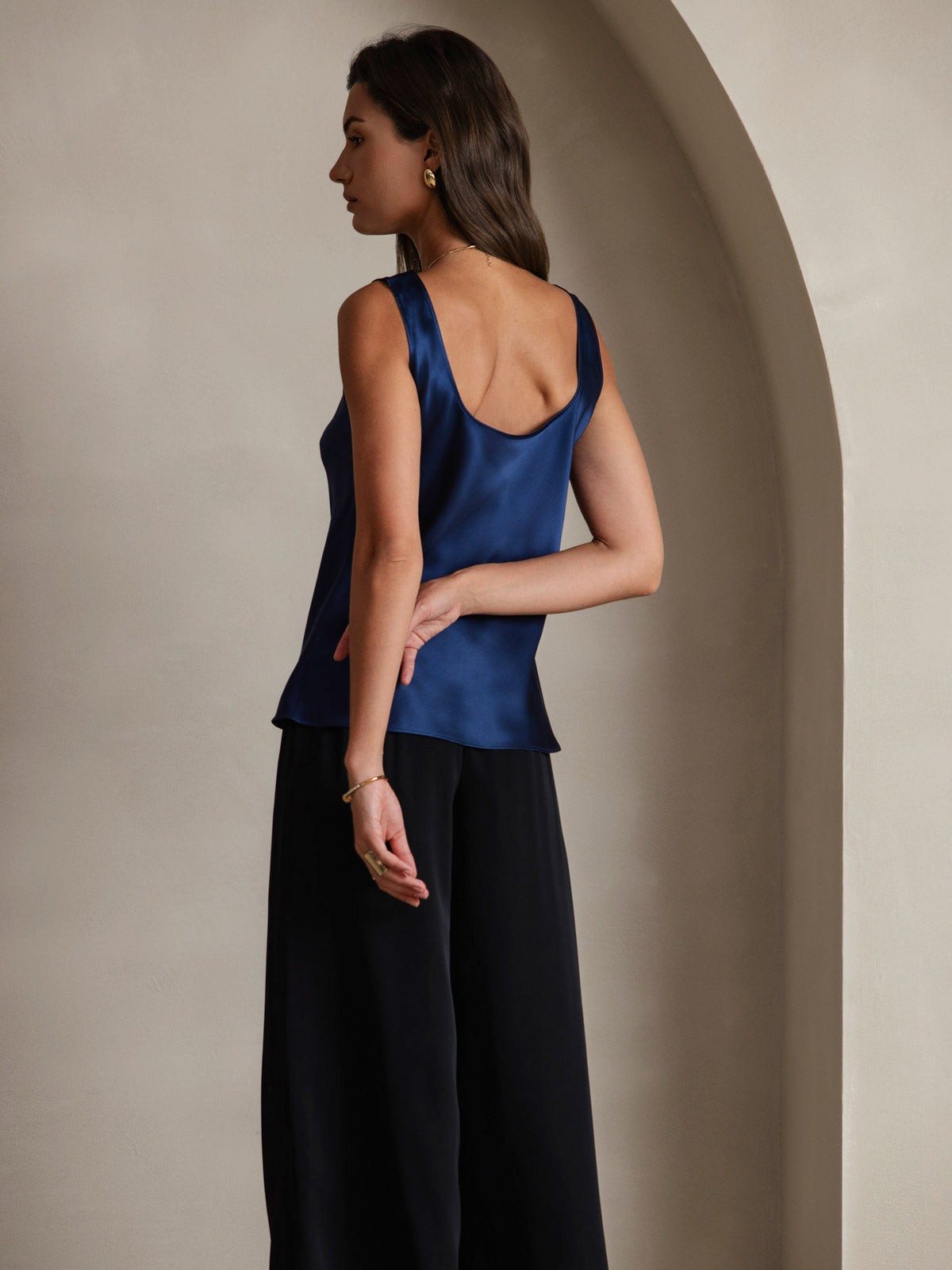 [أزرق غامق] SilkSilky-SA 19Momme الحرير رقبة على شكل حرف U كامي 004,