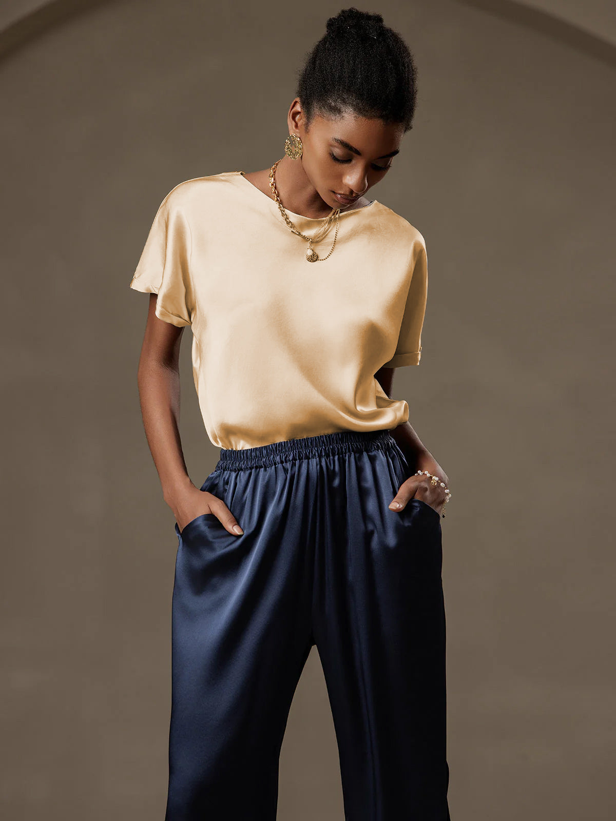 [شامبانيا] SilkSilky-SA 19Momme الحرير الأكمام القصيرة رقبة مستديرة تي شيرت نسائية 010