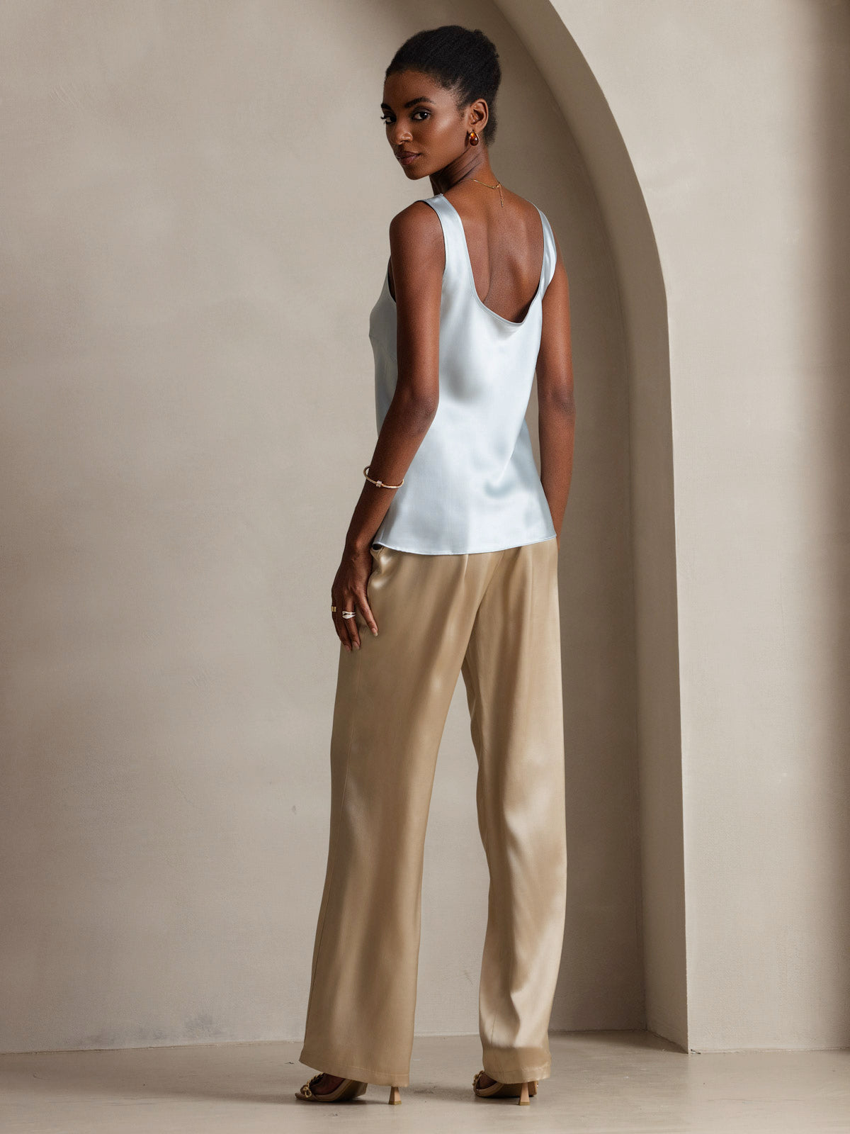 [أزرق فاتح] SilkSilky-SA 19Momme الحرير رقبة على شكل حرف U كامي 002,