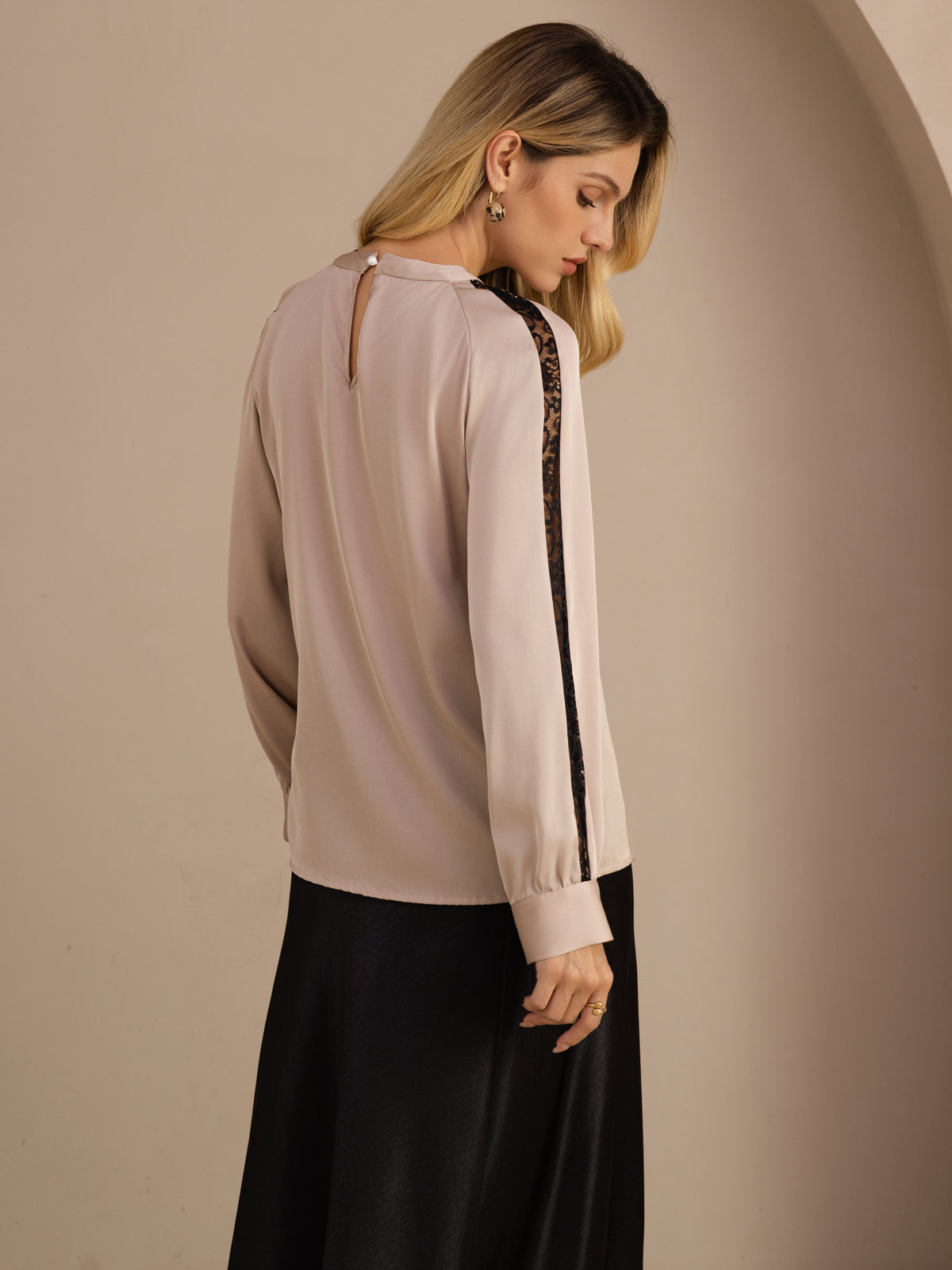 [تان (بني فاتح)] SilkSilky-SA Long Sleeve Keyhole Neck بلوزات نسائية 002