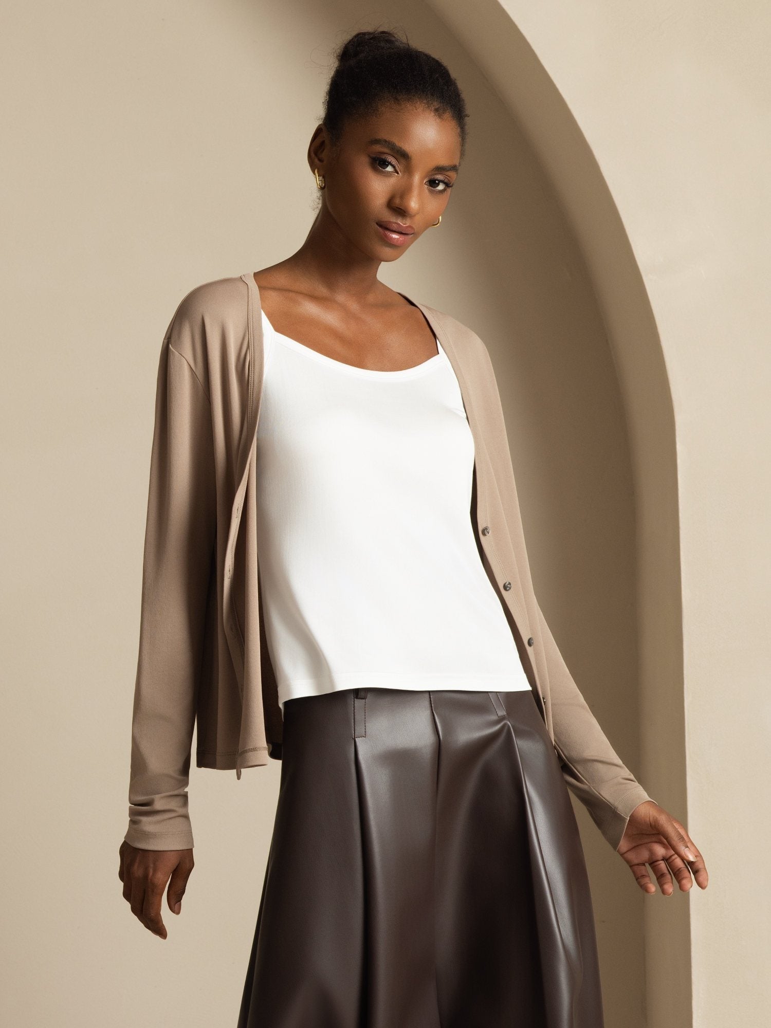 [تان(بنيفاتح)] SilkSilky-SA 19Momme الأكمام الطويلة رقبة على شكل حرف V كارديجان نسائي 003