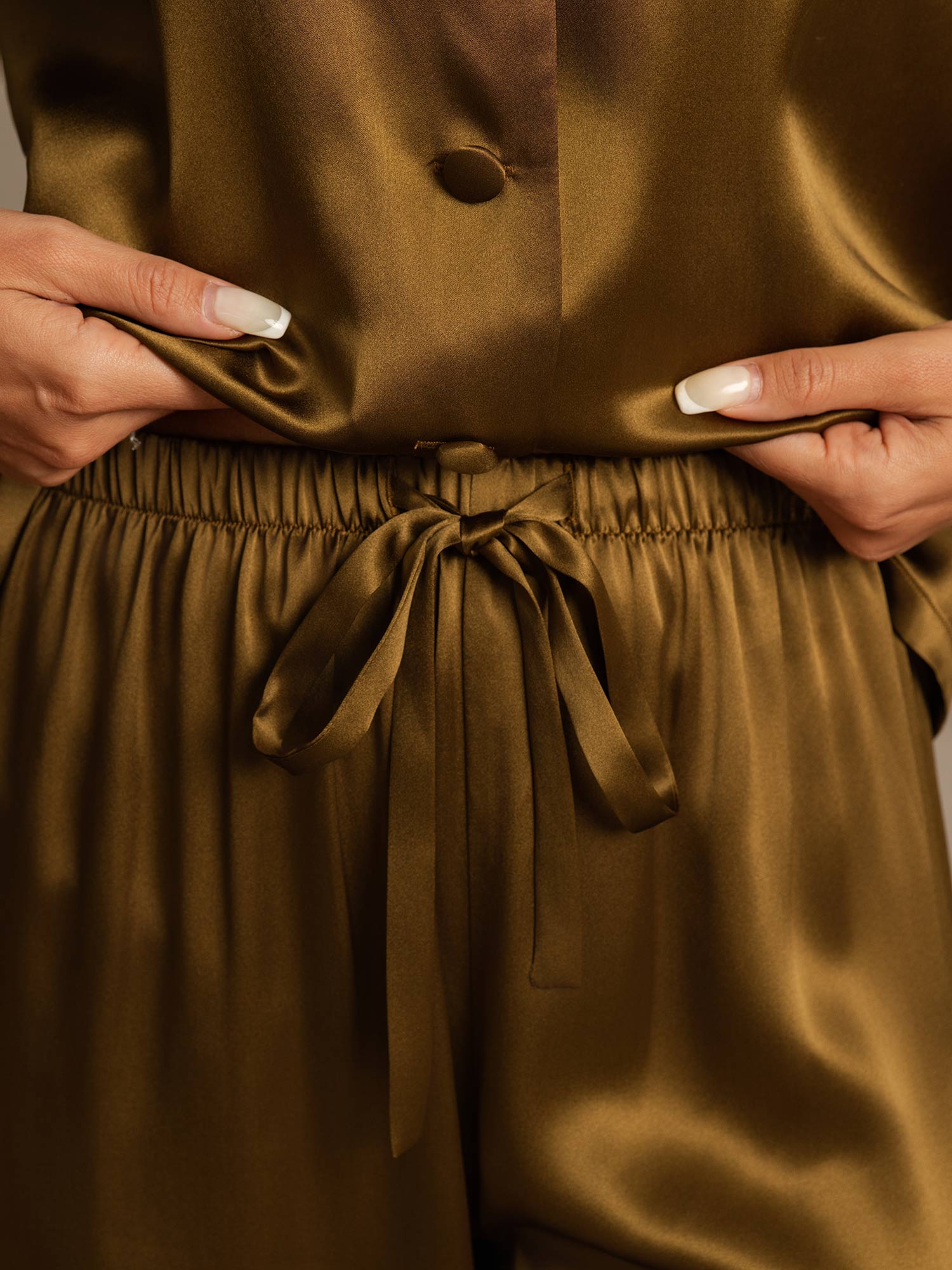 [بني] SilkSilky-SA الأكمام الطويلة طوق ذو فتحة طقم بيجامة نسائي 007