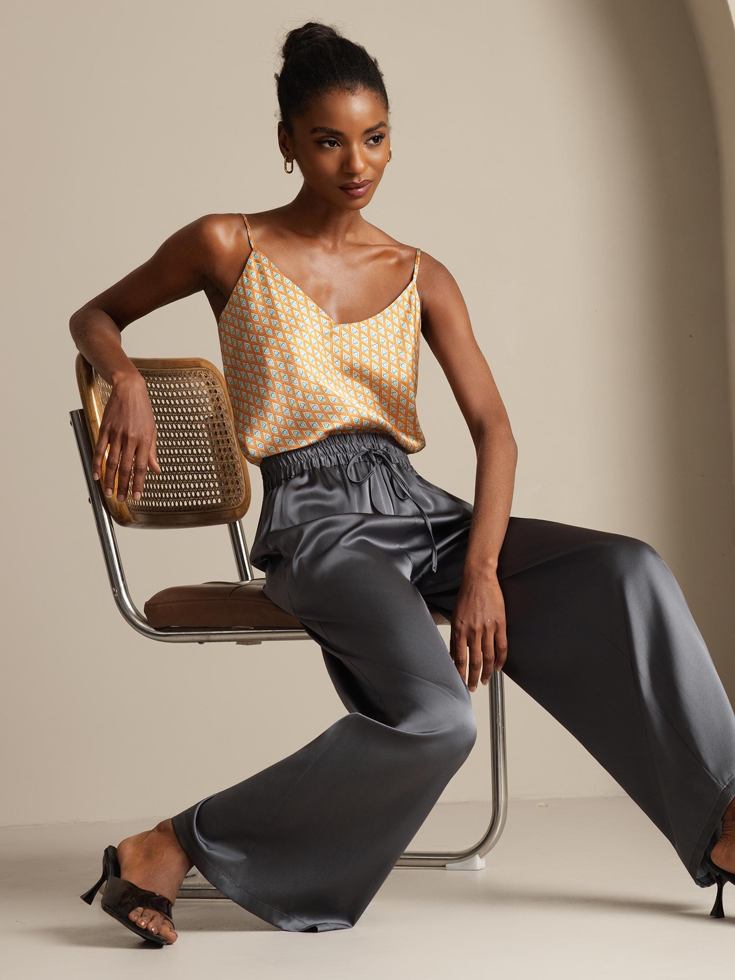 توب حرير نقي بطباعة هندسية بأشرطة سباغيتي وياقة على شكل V