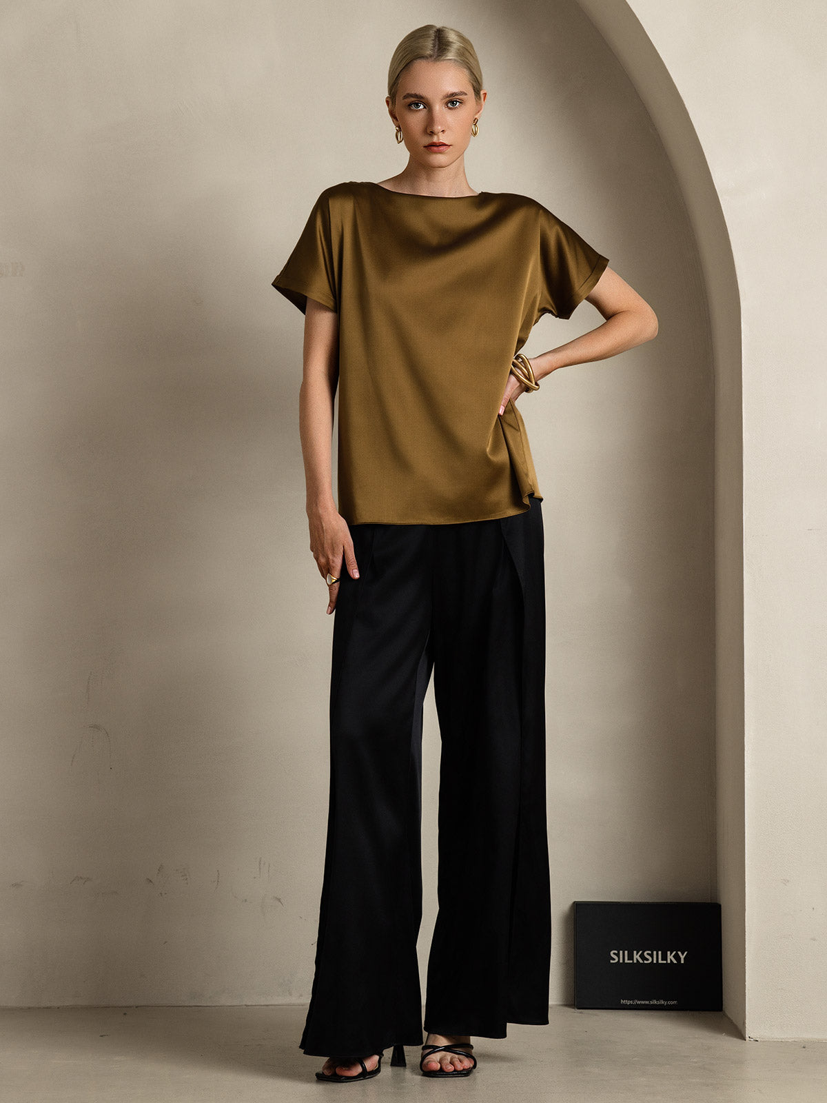 [بني] SilkSilky-SA 19Momme الحرير الأكمام القصيرة رقبة مستديرة تي شيرت نسائية 001