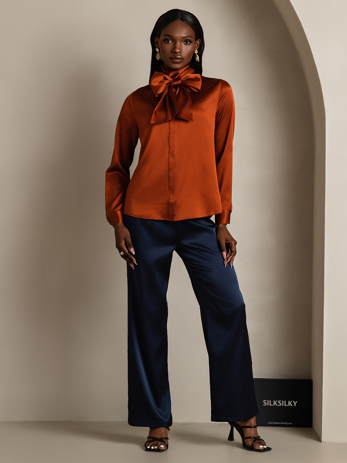 [الكراميل] SilkSilky-SA 19Momme الحرير الأكمام الطويلة تعادل الرقبة بلوزة 004