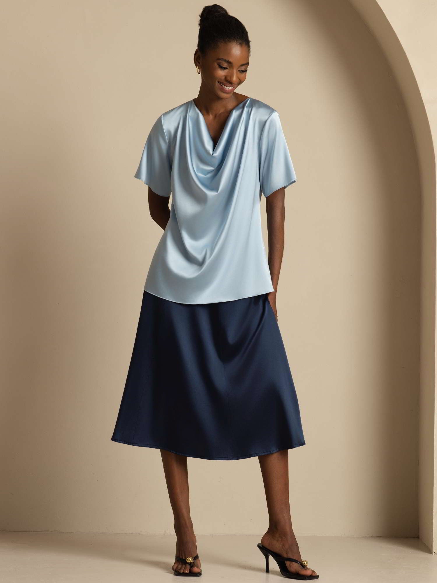 [أزرق رمادي] SilkSilky-SA 19Momme الحرير الأكمام القصيرة فتحة عنق بثنيات ملفوفة بلوزة 007