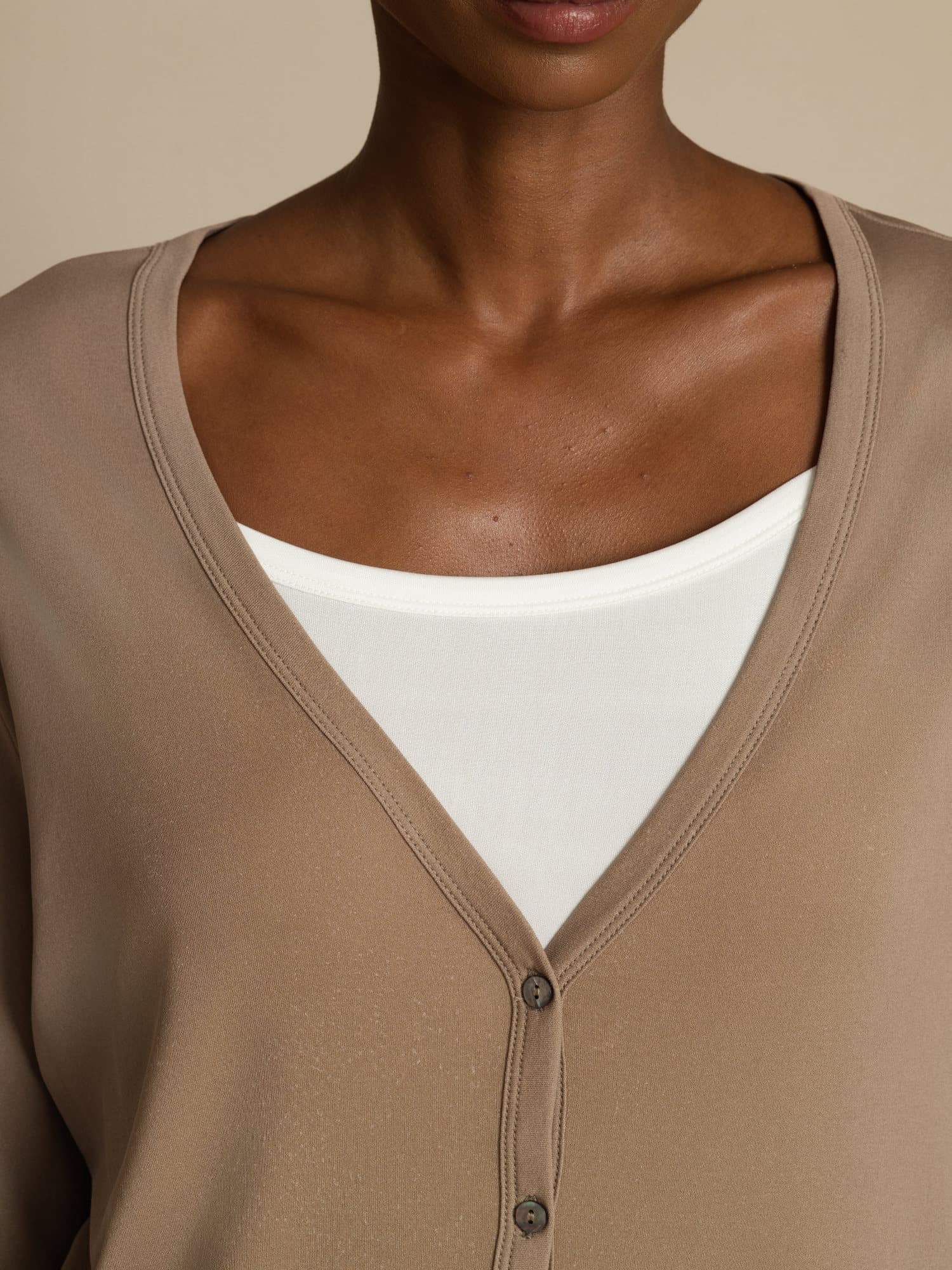 [تان(بنيفاتح)] SilkSilky-SA 19Momme الأكمام الطويلة رقبة على شكل حرف V كارديجان نسائي 005