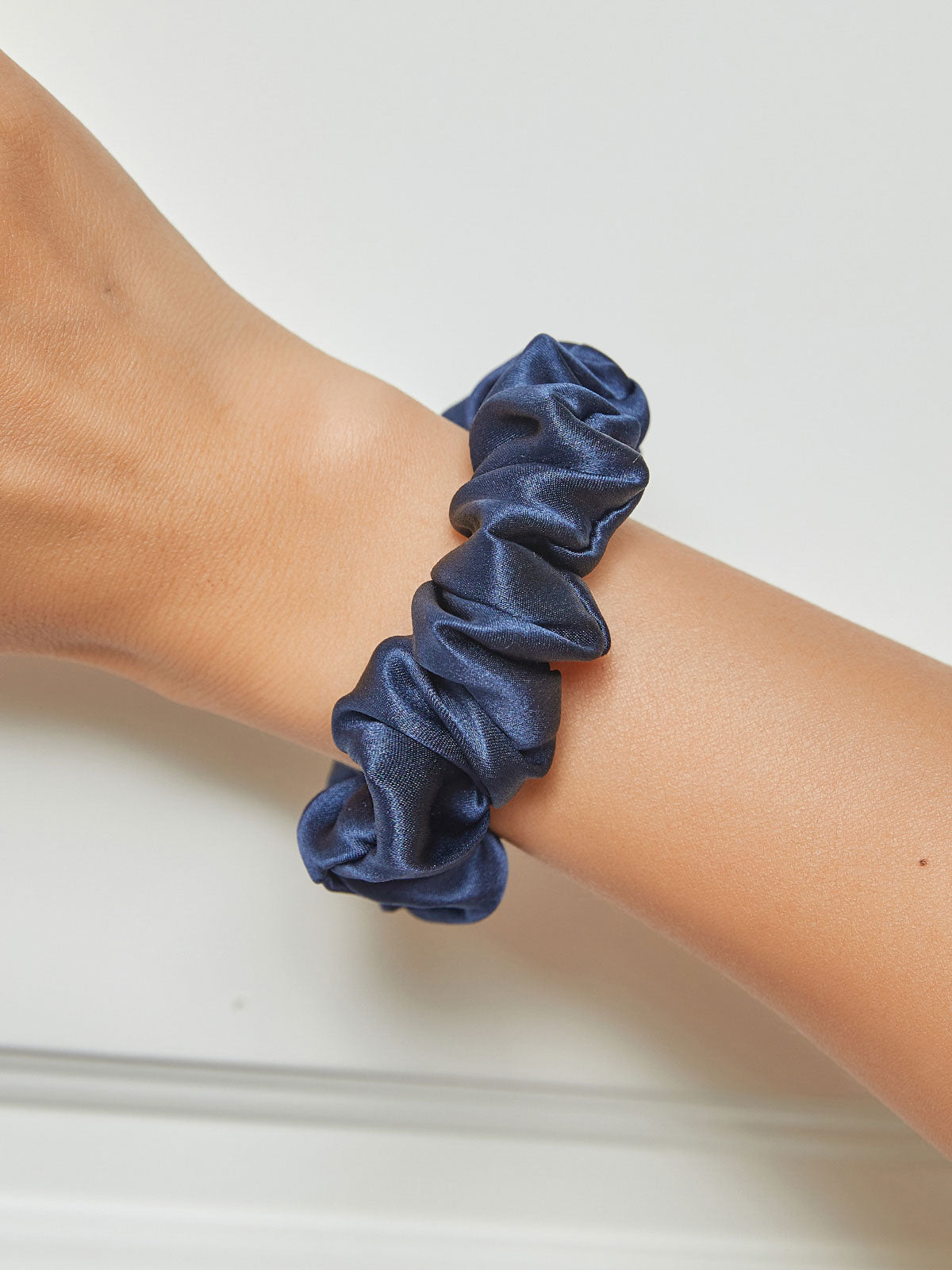 [أزرق غامق] SilkSilky-SA 19Momme الحرير الخالص Scrunchie 001
