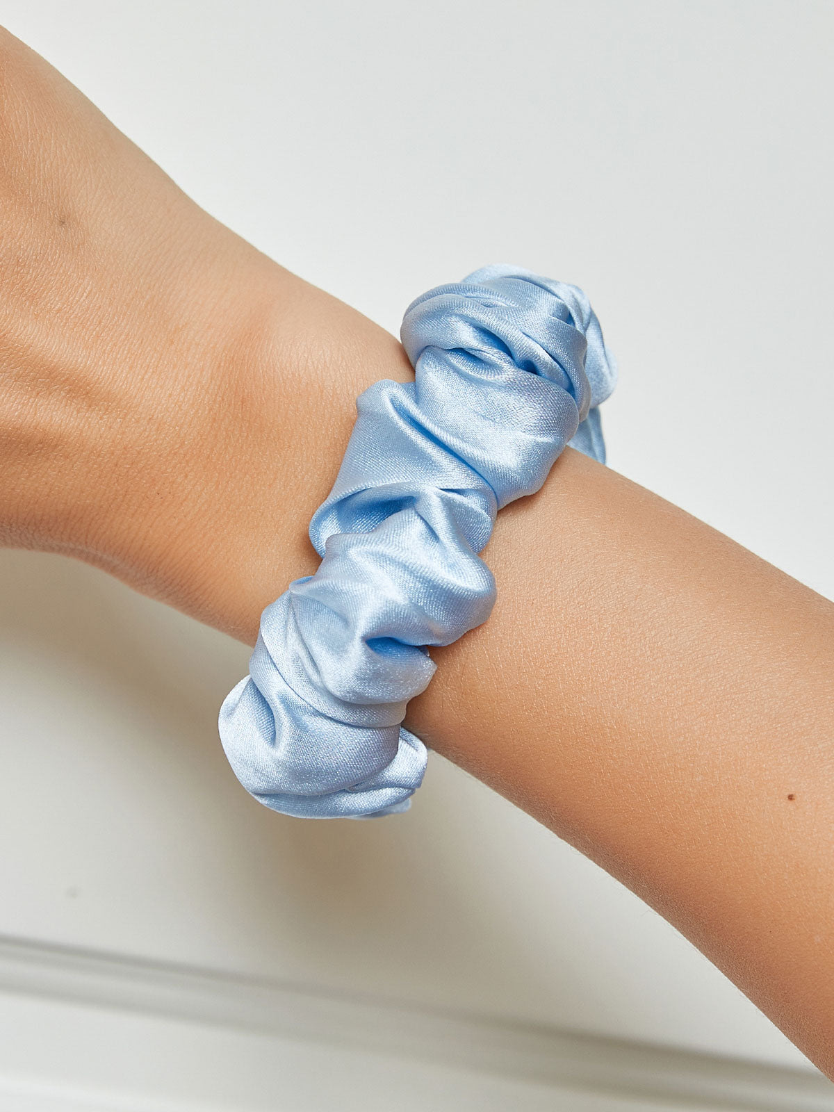 [أزرق فاتح] SilkSilky-SA 19Momme الحرير الخالص Scrunchie 001