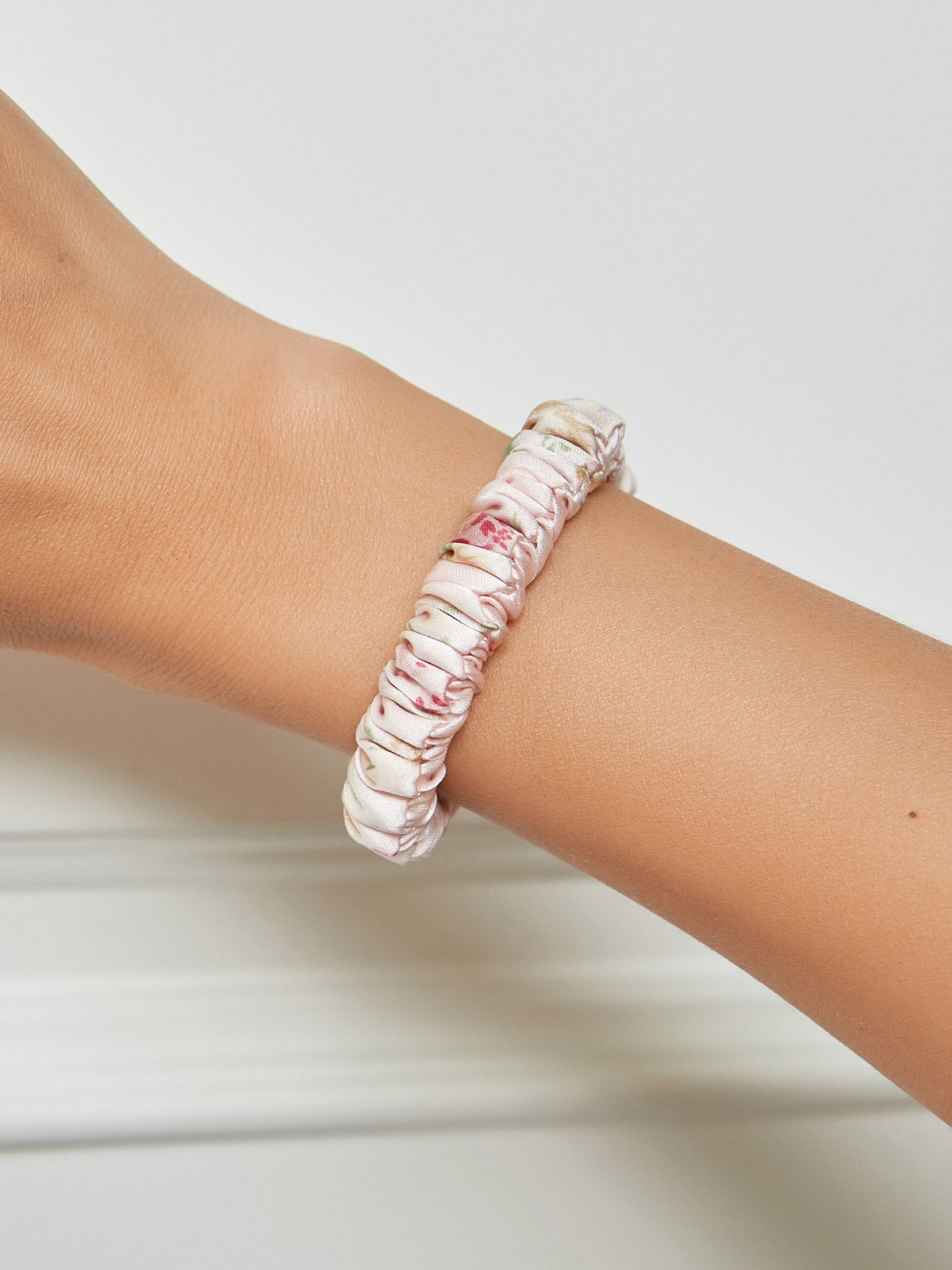 [وردي فاتح] SilkSilky-SA Scrunchie 001