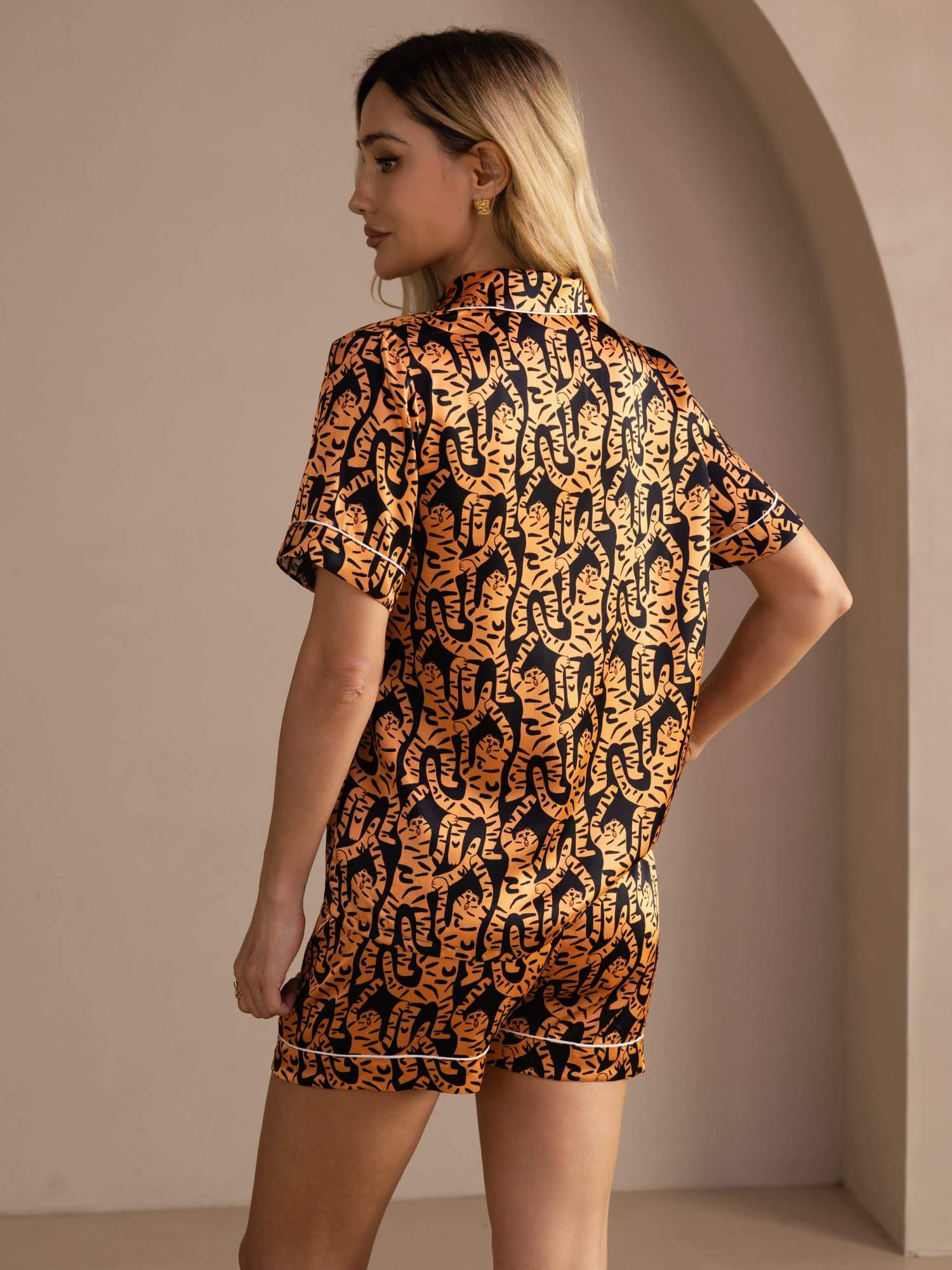 [نمر أسود] SilkSilky-SA Short Sleeve Lapel Collar طقم بيجامة نسائي 002