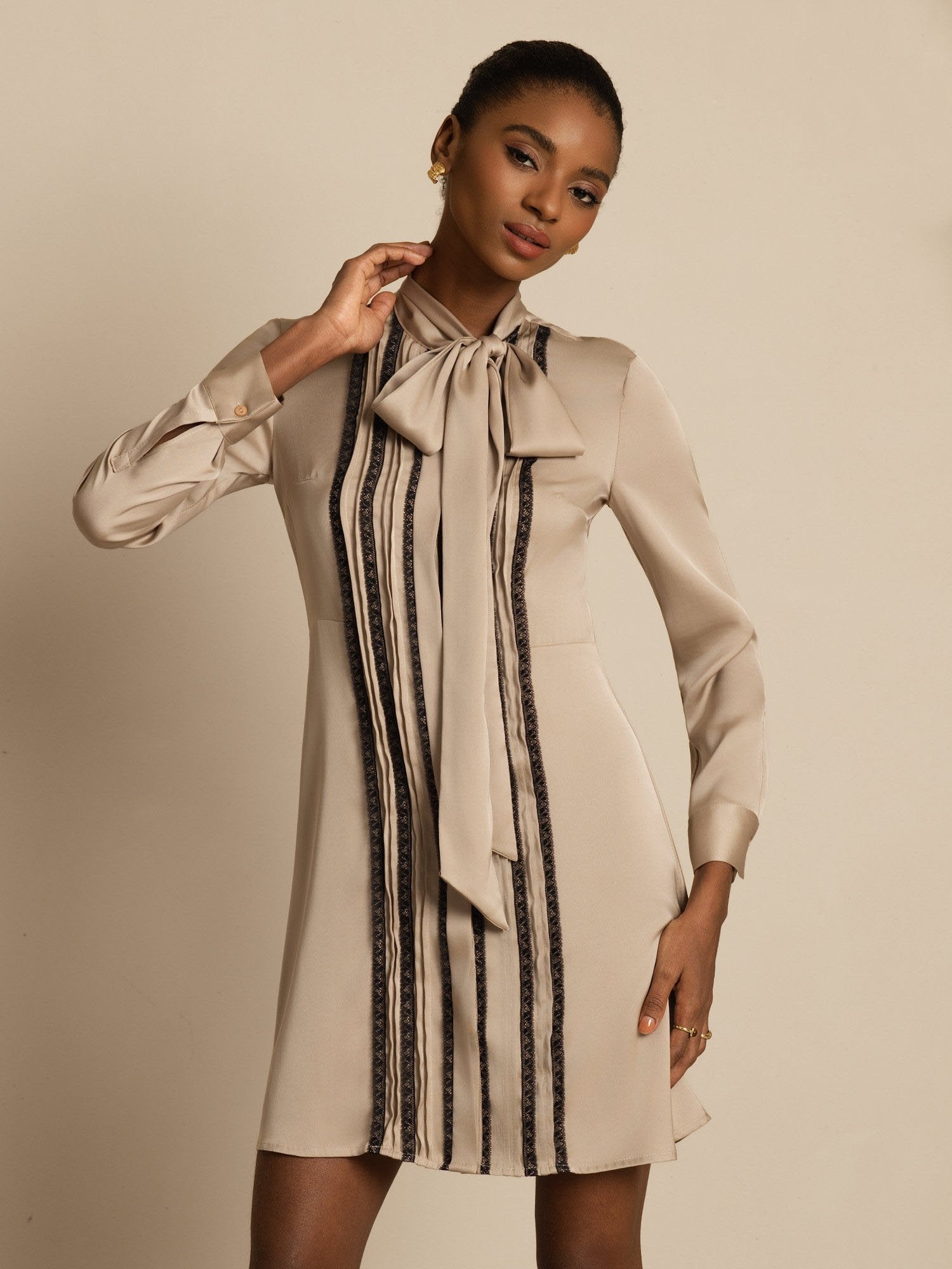 [تان(بنيفاتح)] SilkSilky-SA 19Momme الحرير الأكمام الطويلة ياقة قابلة للربط فساتين نسائية 003