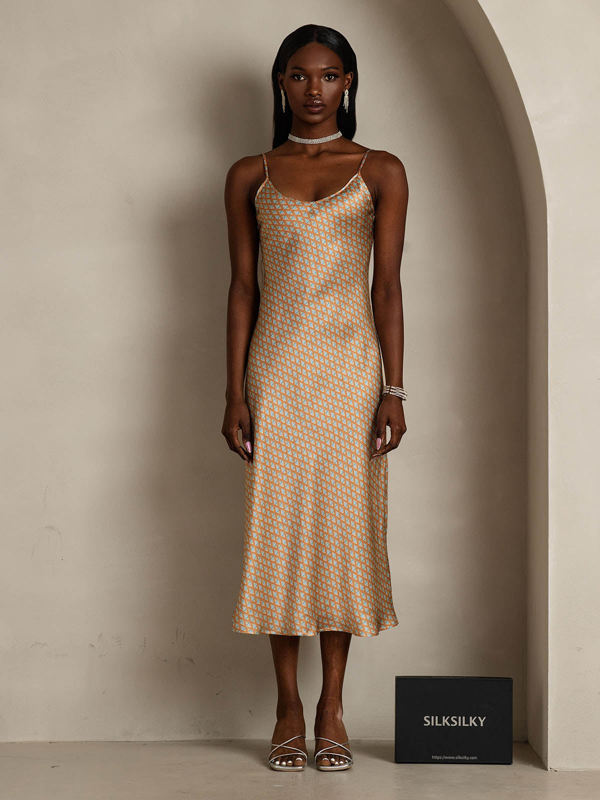 [قهوة] SilkSilky-SA الحرير الخالص رقبة مستديرة باس النوم 002,