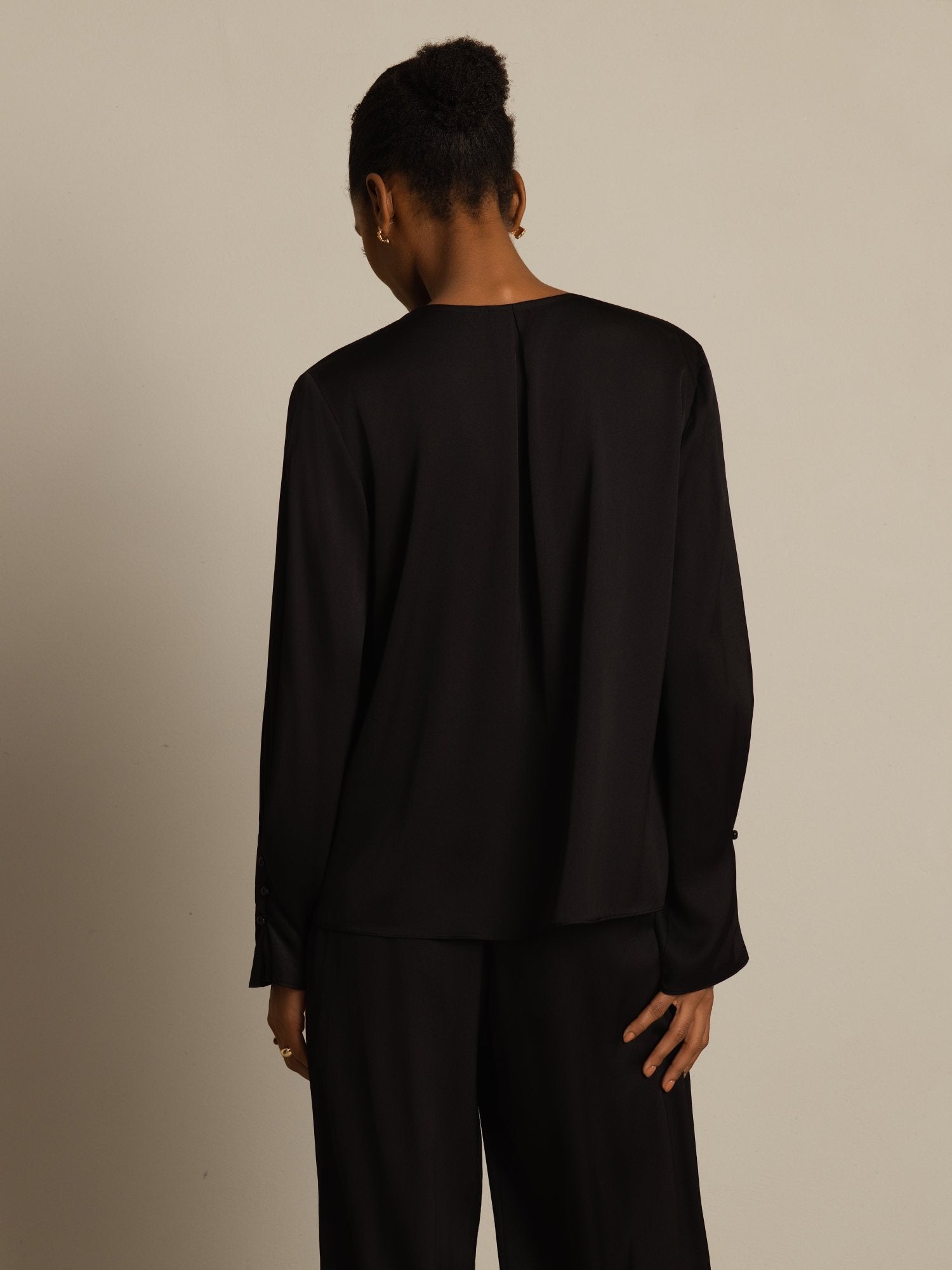 [أسود] SilkSilky-SA 19Momme الحرير الأكمام الطويلة رقبة على شكل حرف V بلوزة 002