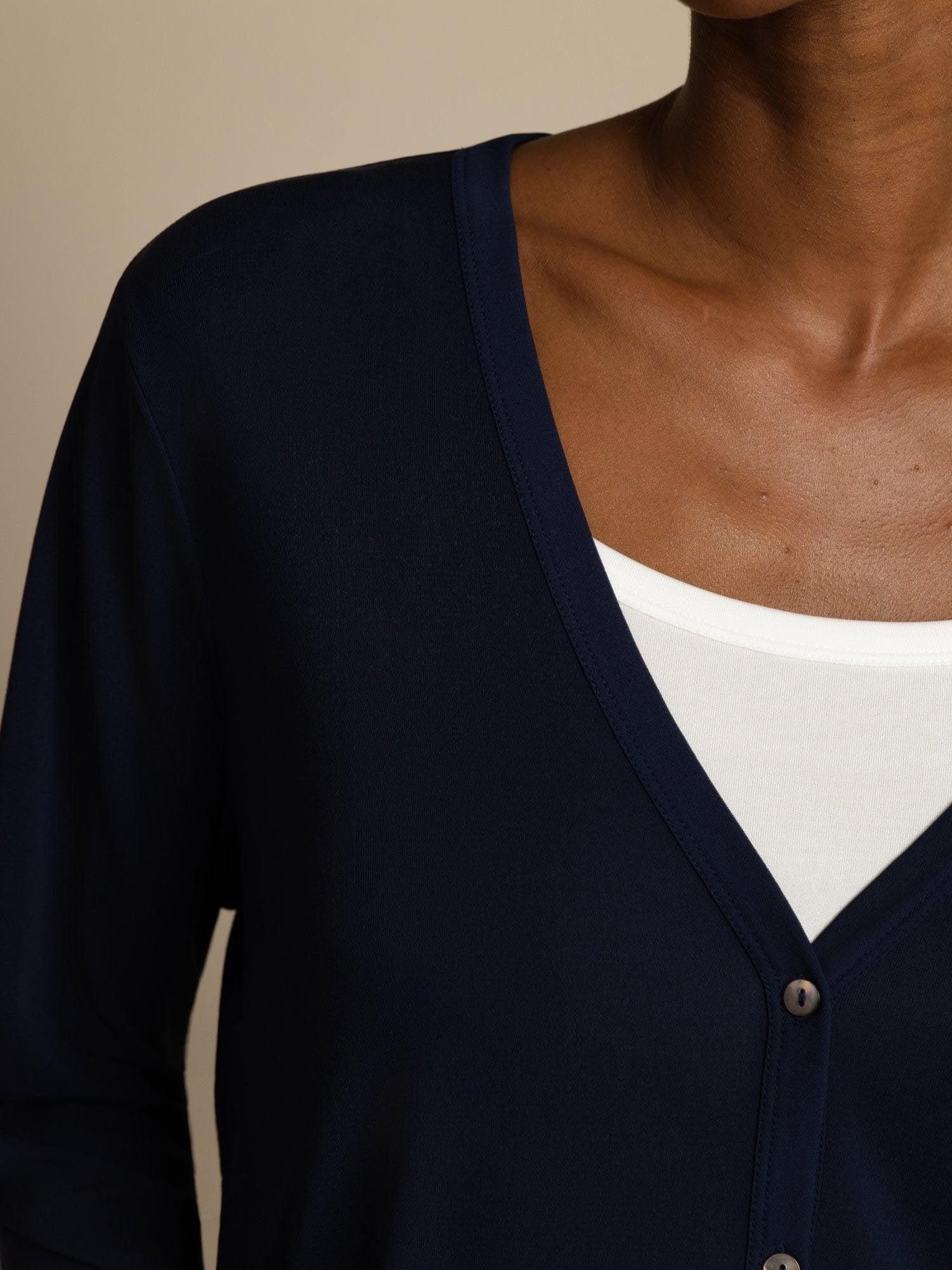 [أزرقغامق] SilkSilky-SA 19Momme الأكمام الطويلة رقبة على شكل حرف V كارديجان نسائي 007