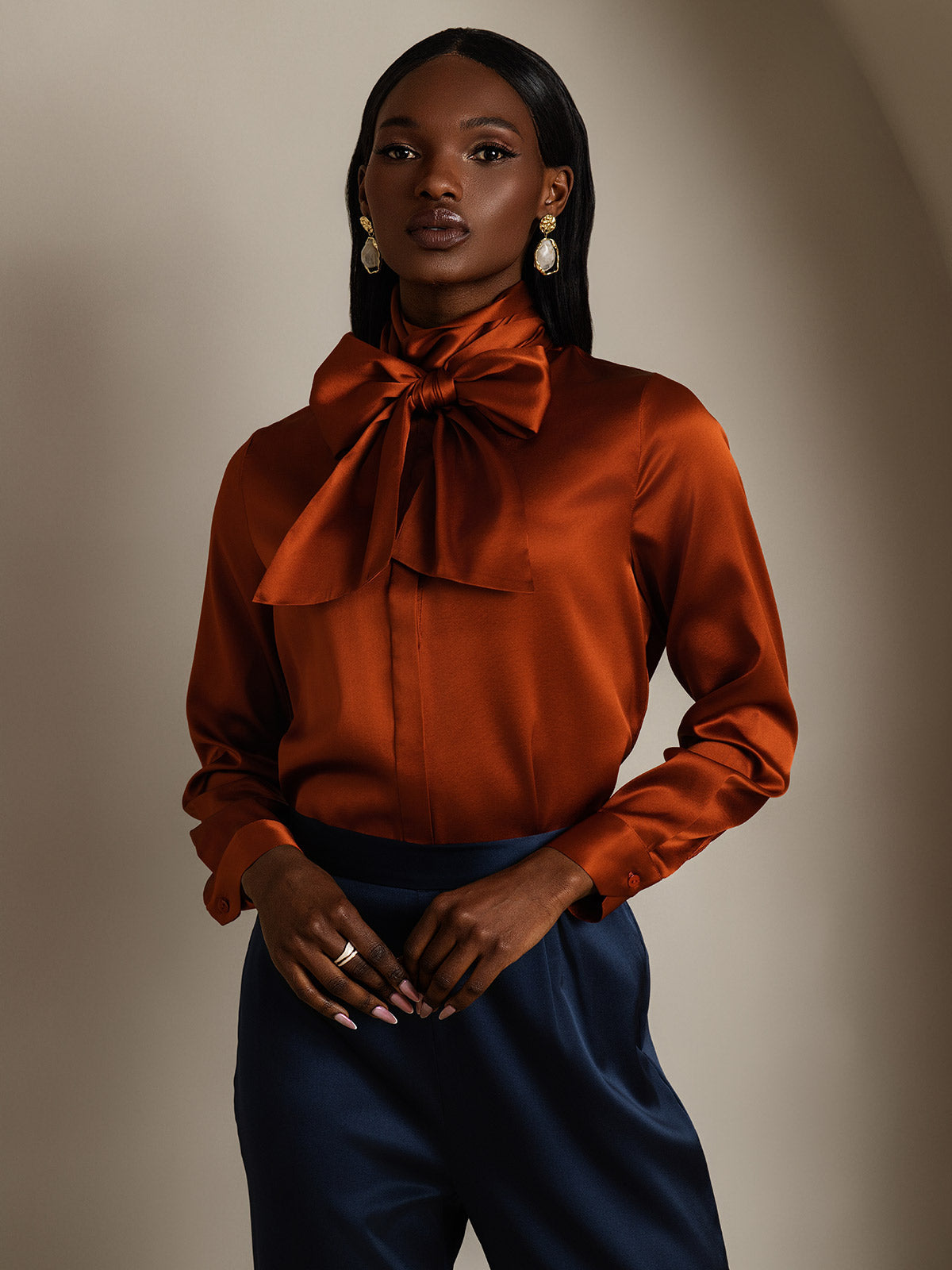 [الكراميل] SilkSilky-SA 19Momme الحرير الأكمام الطويلة تعادل الرقبة بلوزة 002