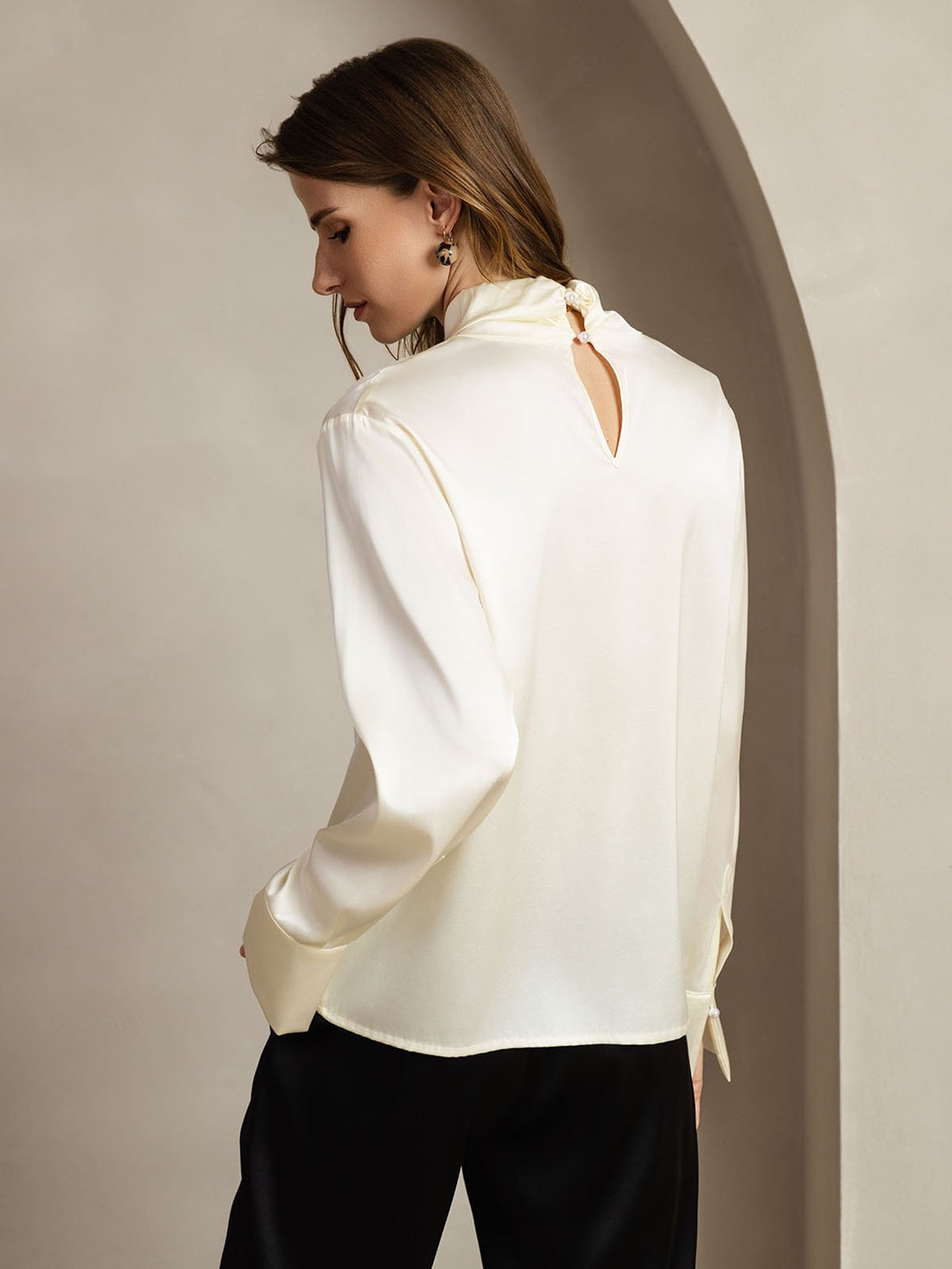 [عاج] SilkSilky-SA Long Sleeve Keyhole Neck بلوزات نسائية 002