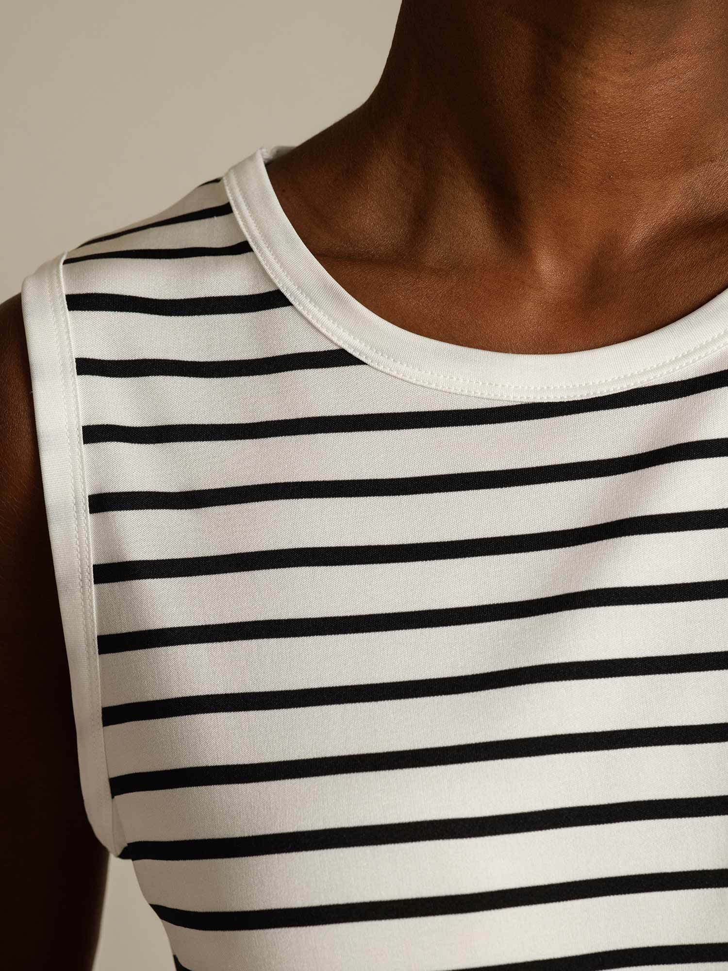 [شريط أبيض] SilkSilky-SA Pure Silk بدون أكمام رقبة مستديرة كامي 004