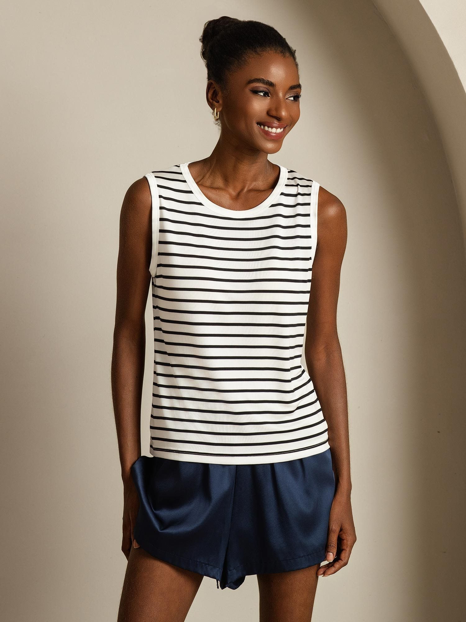 [شريط أبيض] SilkSilky-SA Pure Silk بدون أكمام رقبة مستديرة كامي 001