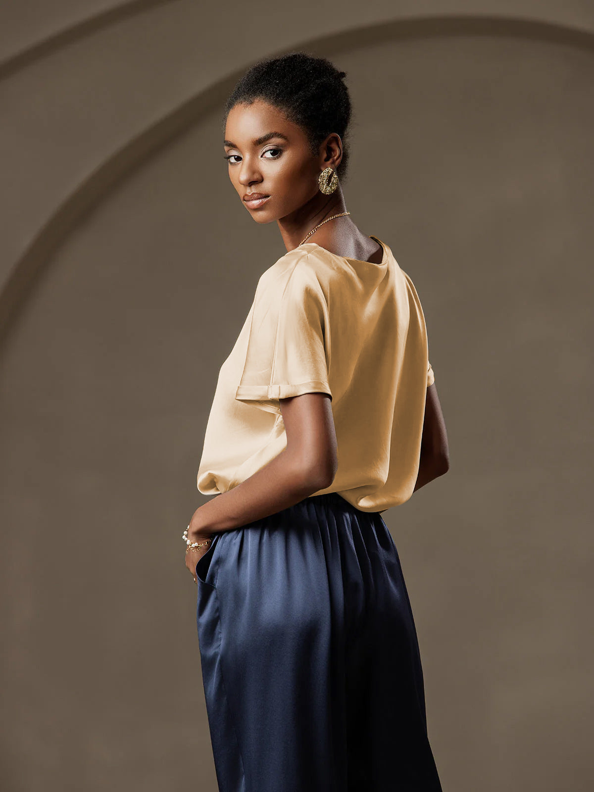 [شامبانيا] SilkSilky-SA 19Momme الحرير الأكمام القصيرة رقبة مستديرة تي شيرت نسائية 011