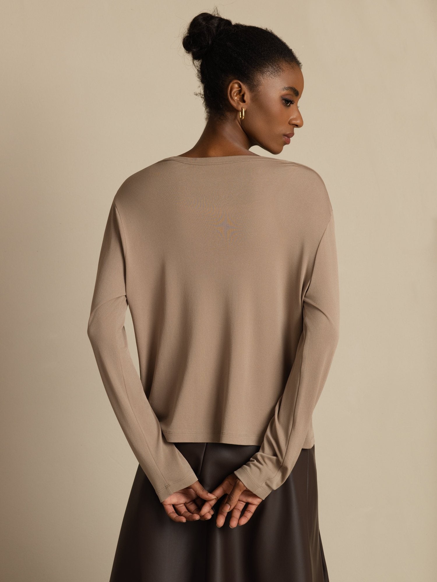 [تان(بنيفاتح)] SilkSilky-SA 19Momme الأكمام الطويلة رقبة على شكل حرف V كارديجان نسائي 002