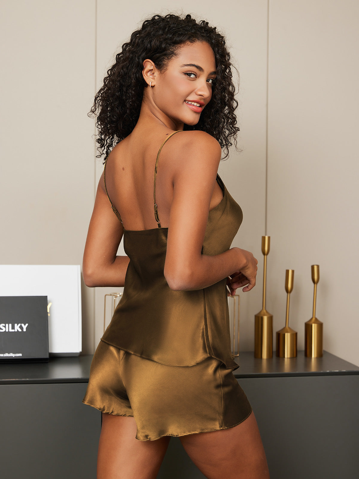 [قهوة] SilkSilky-SA الحرير الخالص رقبة على شكل حرف V مجموعة قميص قصير 005