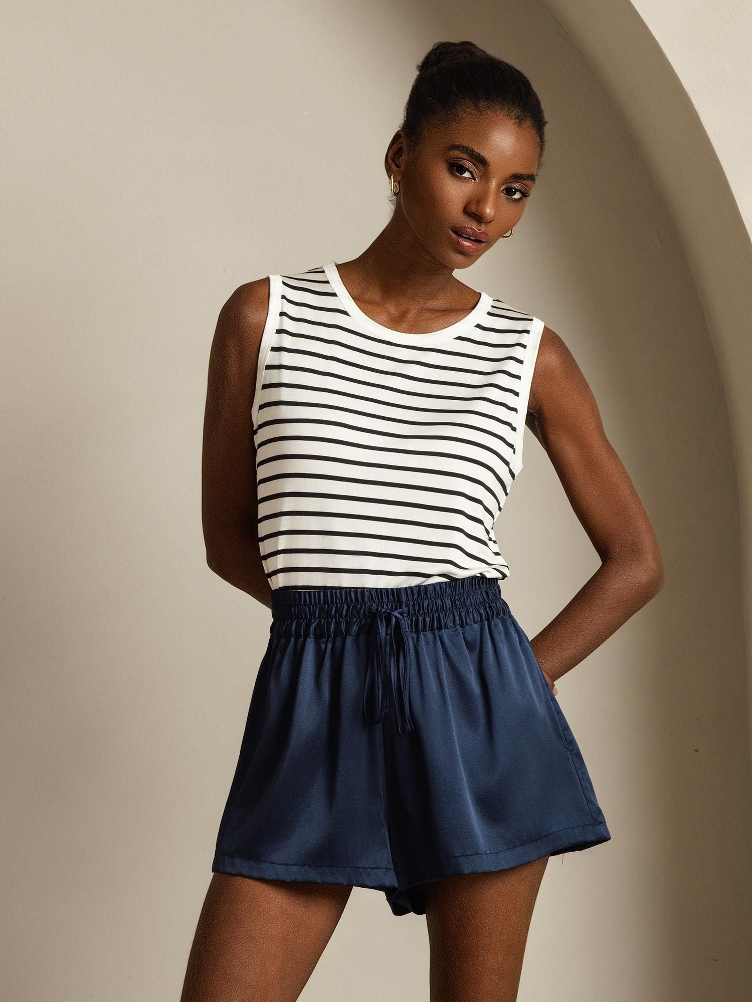 [شريط أبيض] SilkSilky-SA Pure Silk بدون أكمام رقبة مستديرة كامي 007